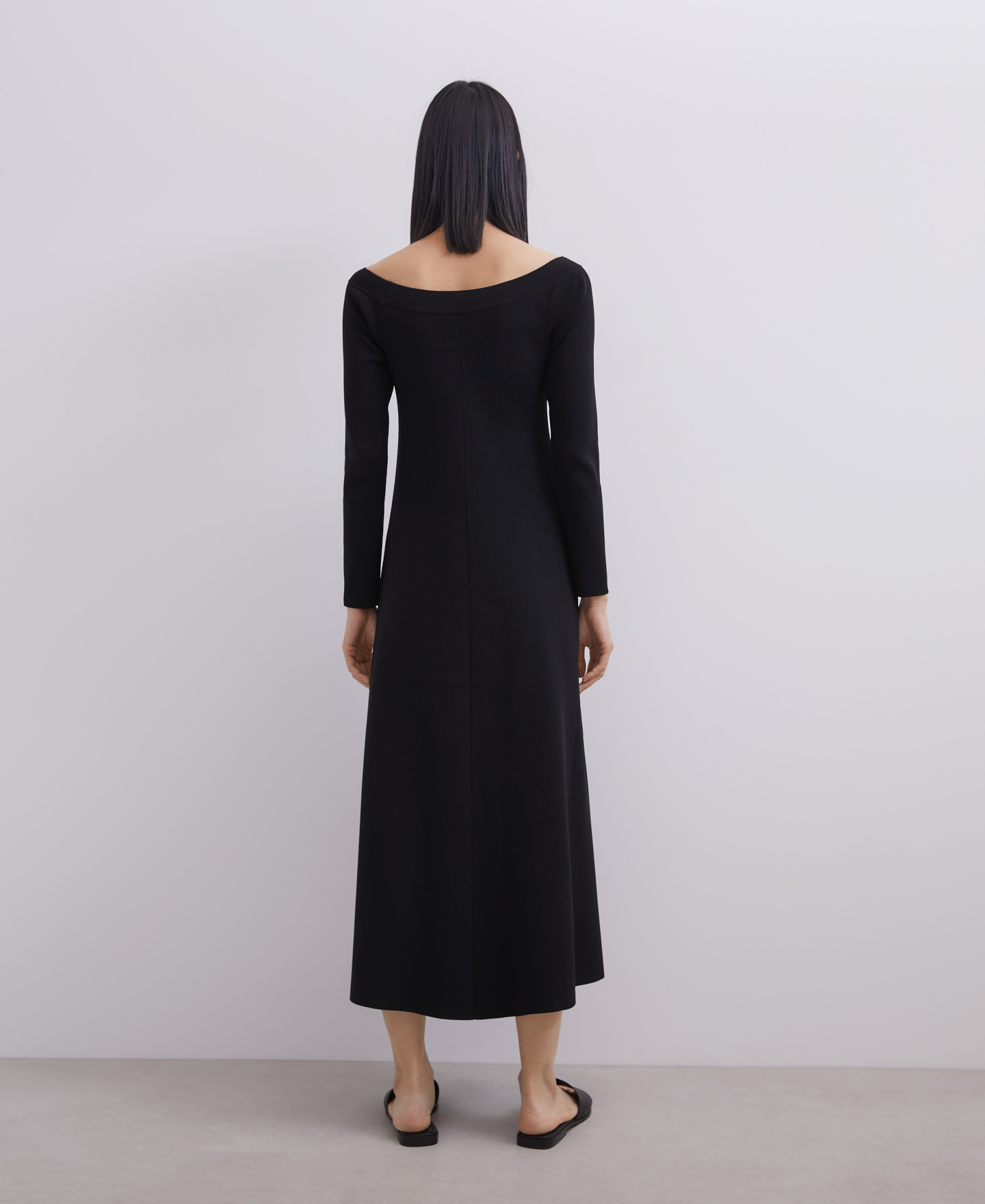 Vestido en punto goma con escote barco image number 3