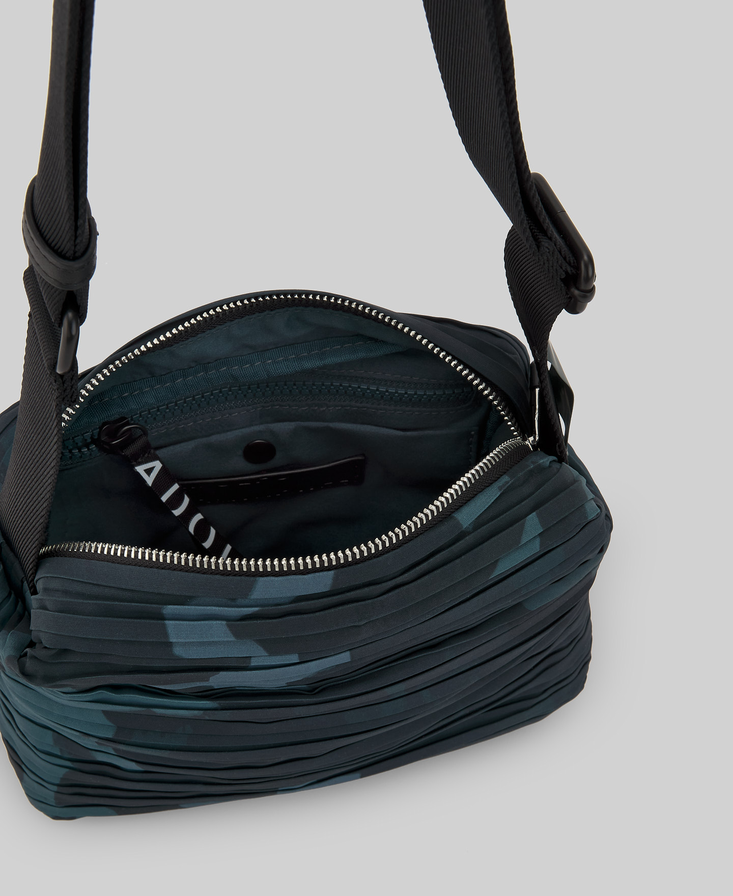 Medium crinkle crossbody woman image number 2