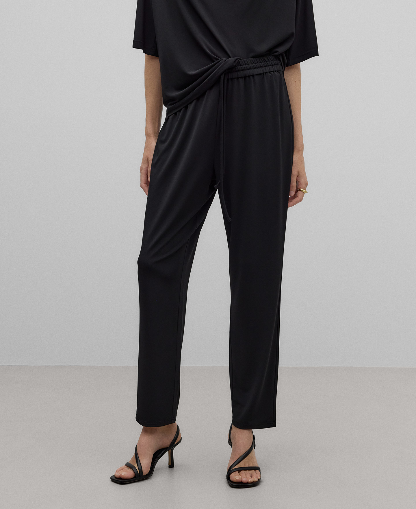 Pantal&oacute;n jogger negro mujer image number 0