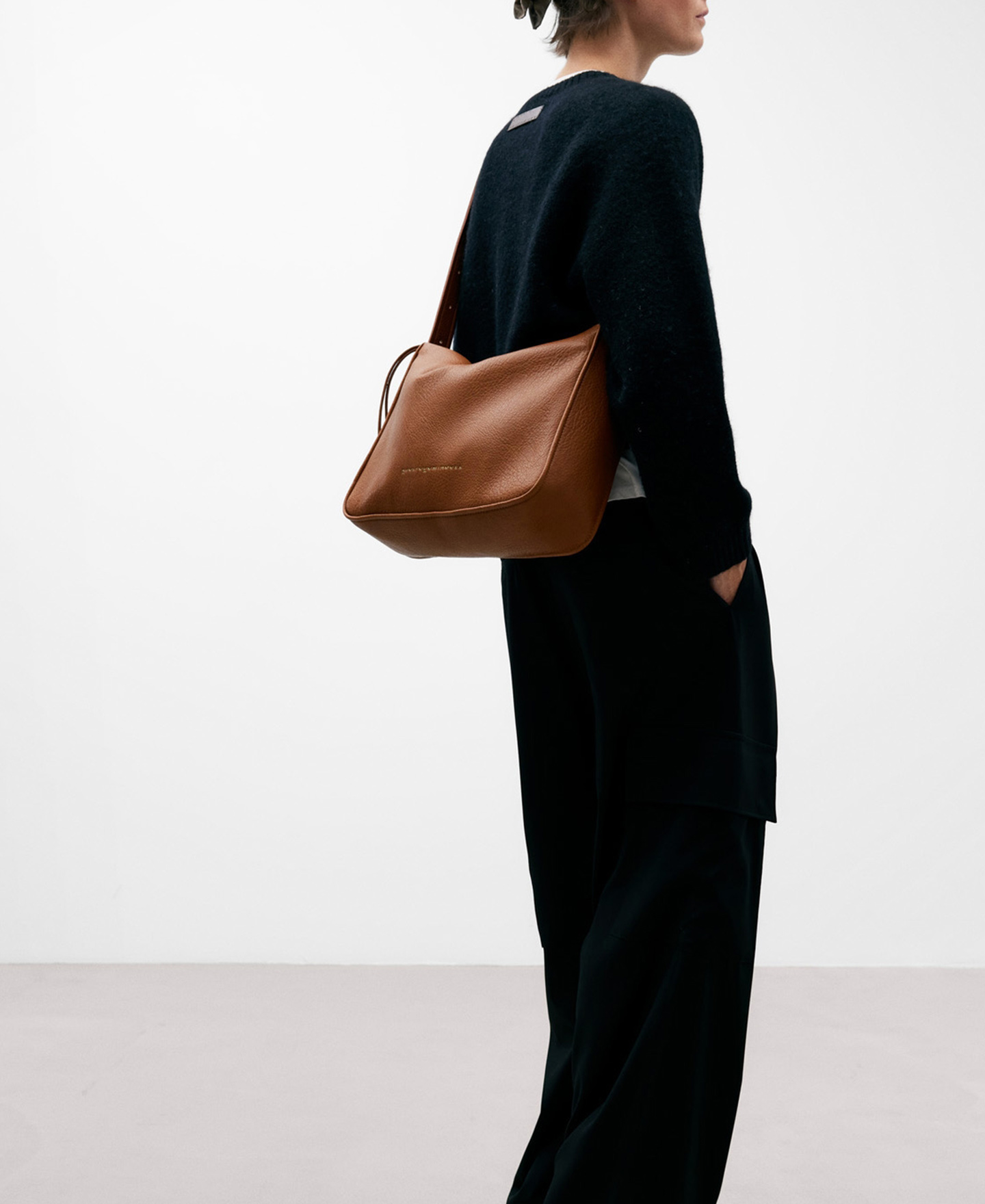 Big shoulder bag in grain texture women image number 4