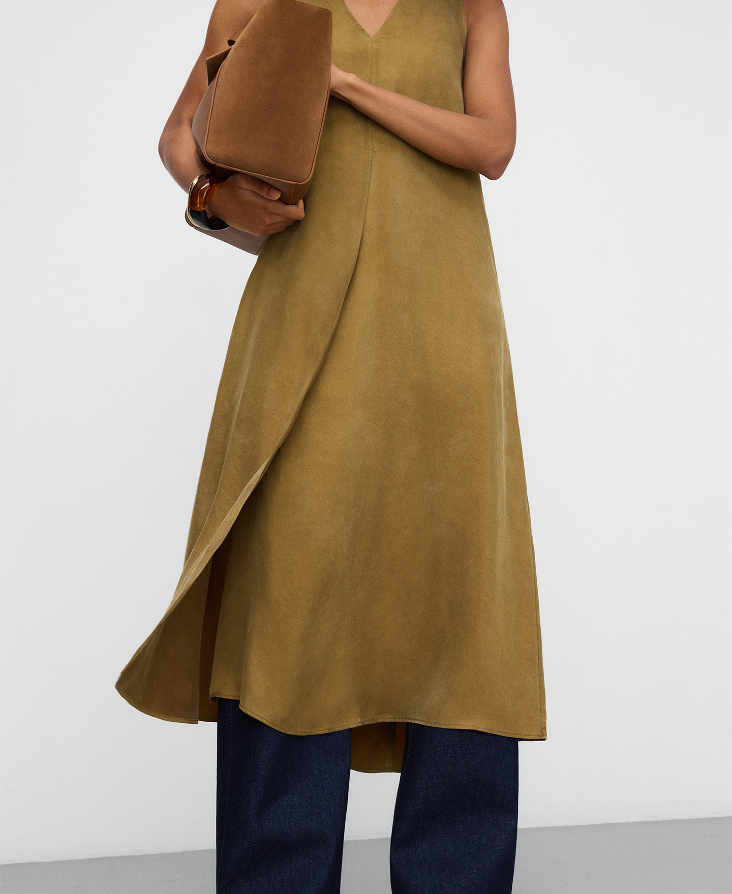 Vestido escote pico image number 3