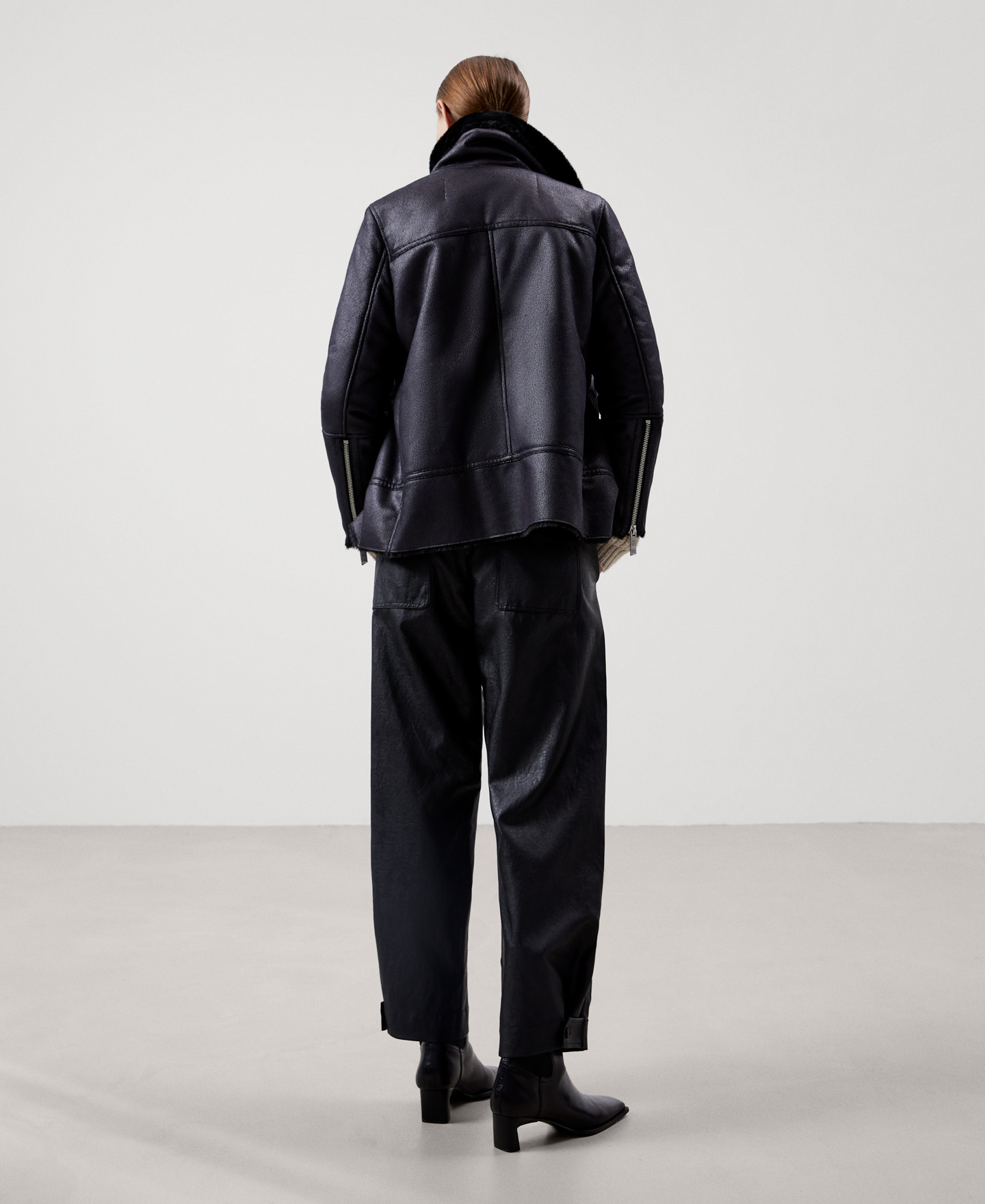 Aviator jacket in leather texture image number 2