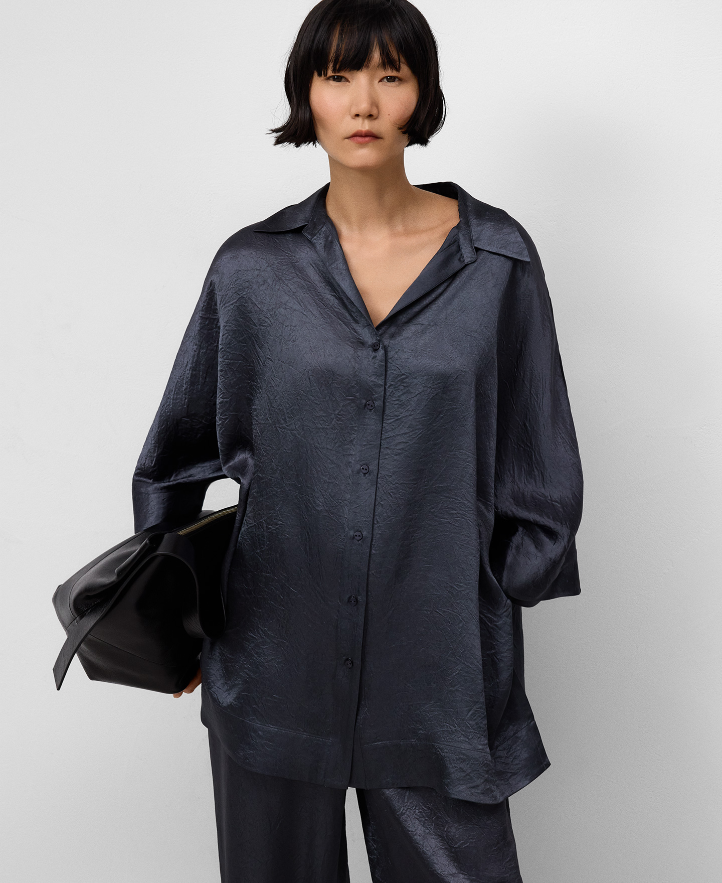 Camisa oversize acetinada para mulher image number 0