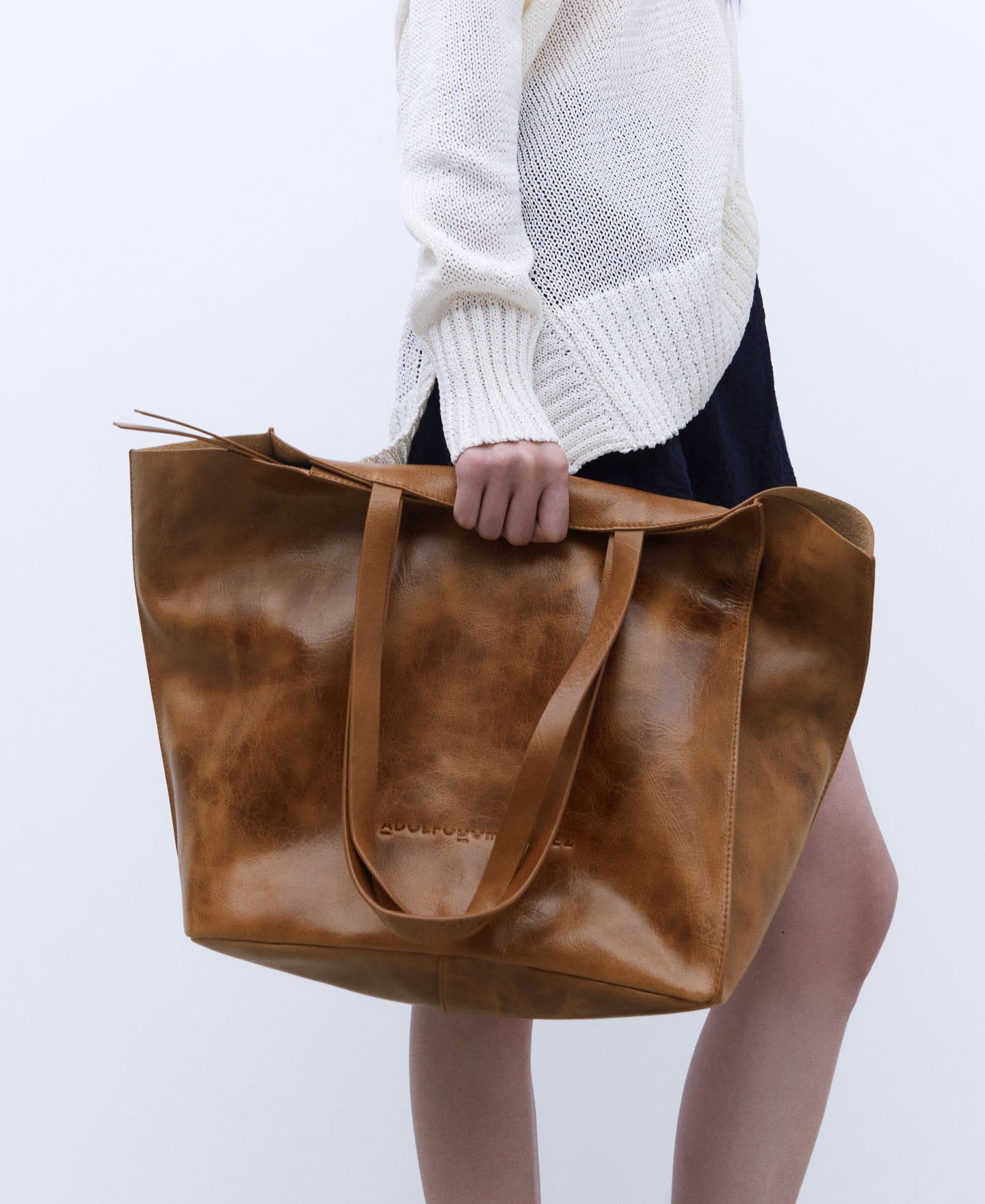 Shopper grande en piel craquelada image number 5