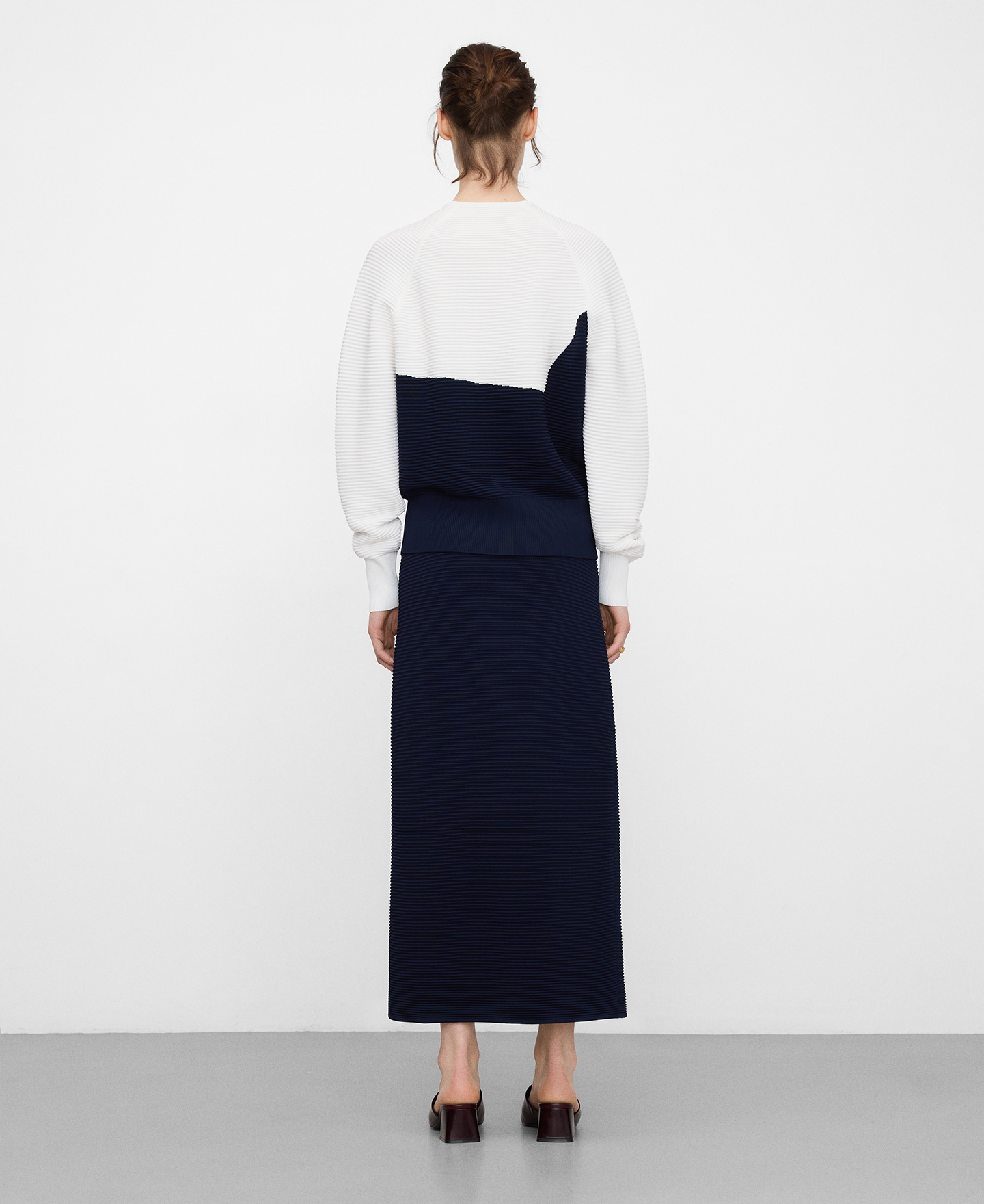 Structured knit pencil skirt image number 2