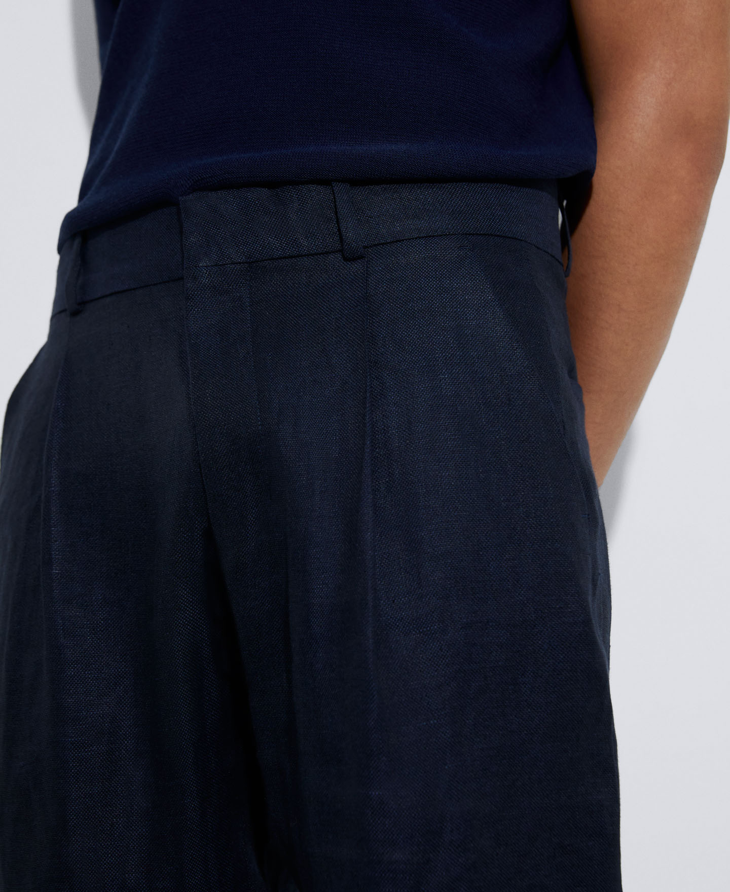 Carrot silhouette trousers with darts image number 3