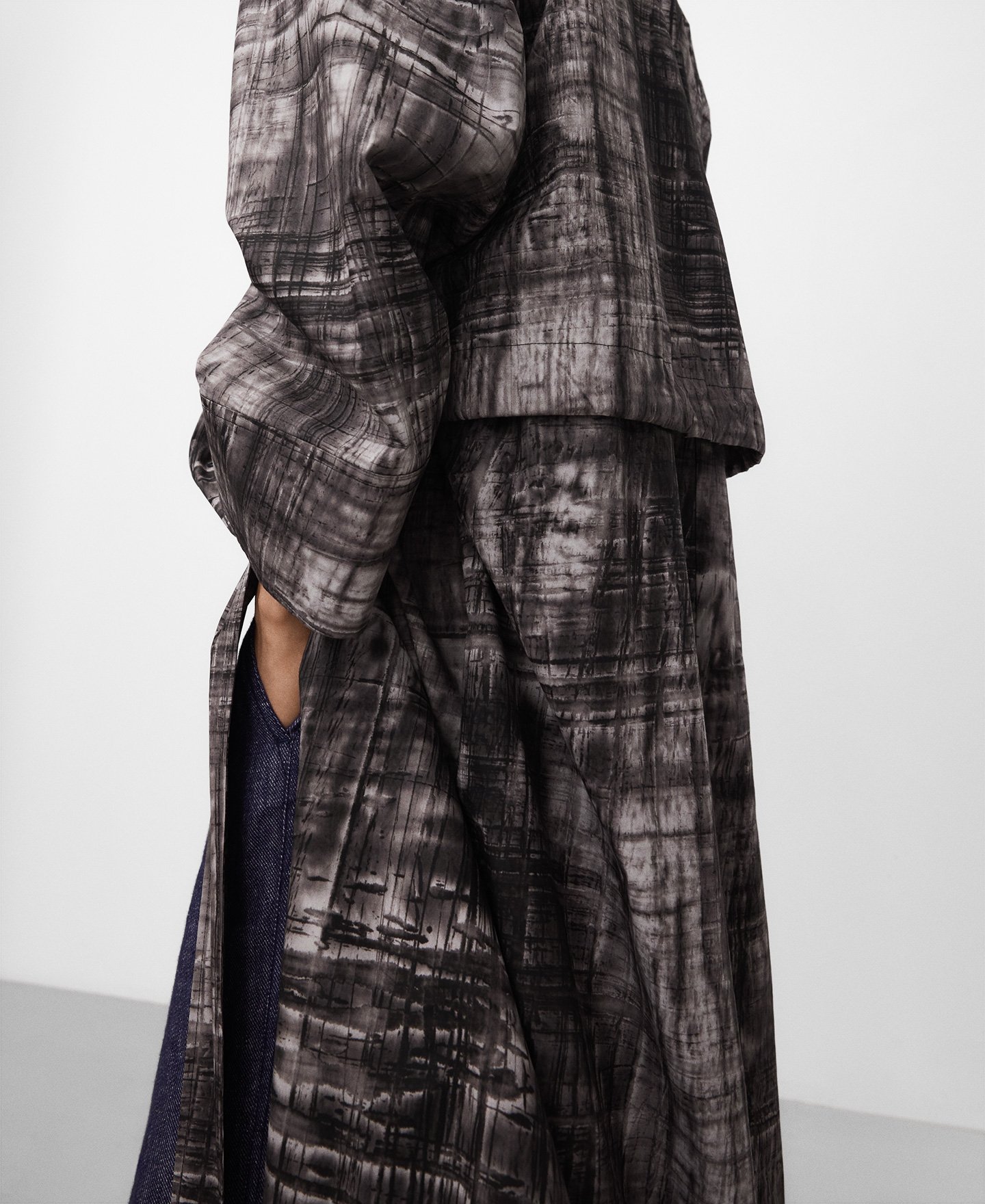 Gabardina oversize estampada con capa image number 4