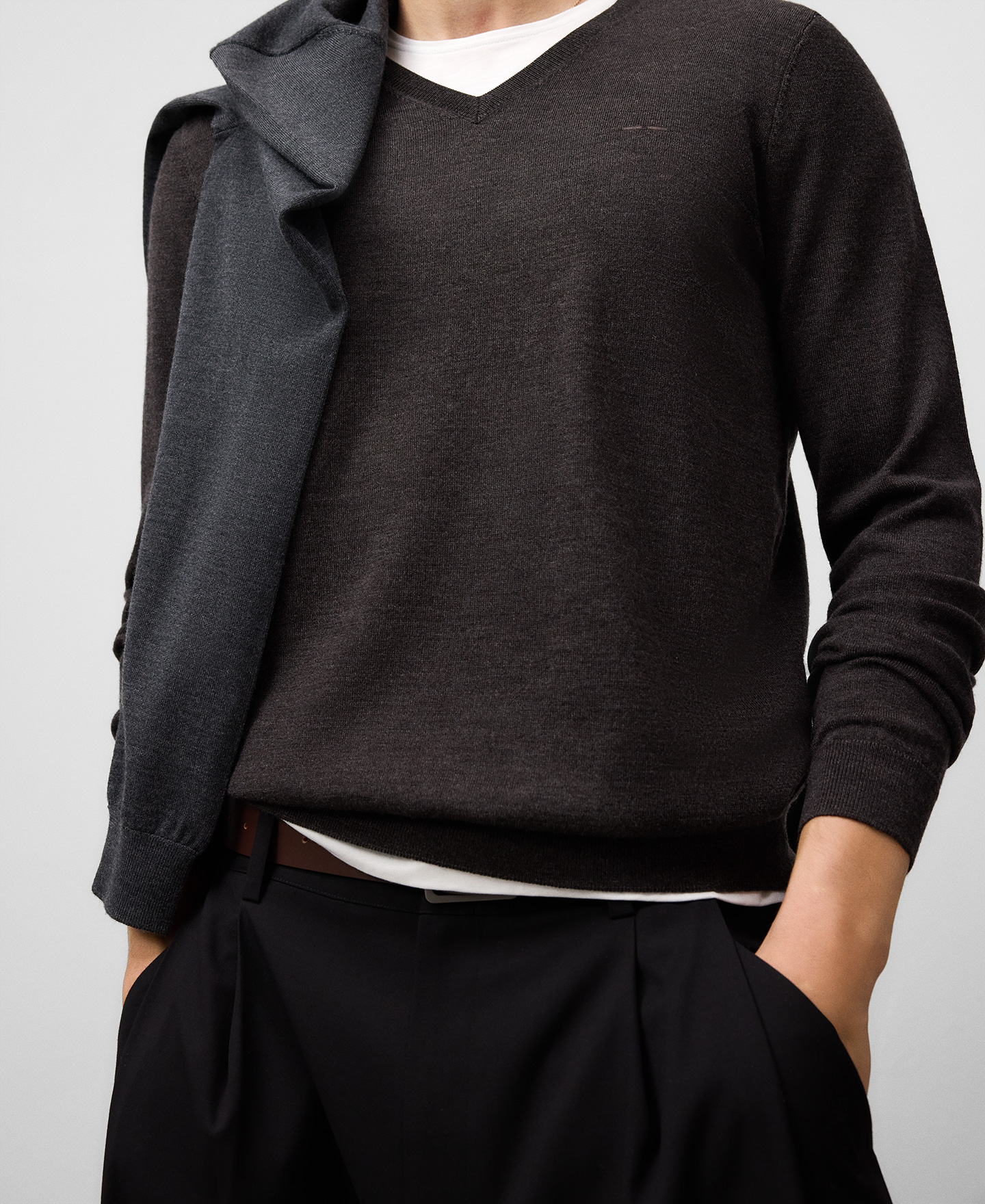 Pull à col en V en laine mérinos pour homme image number 3