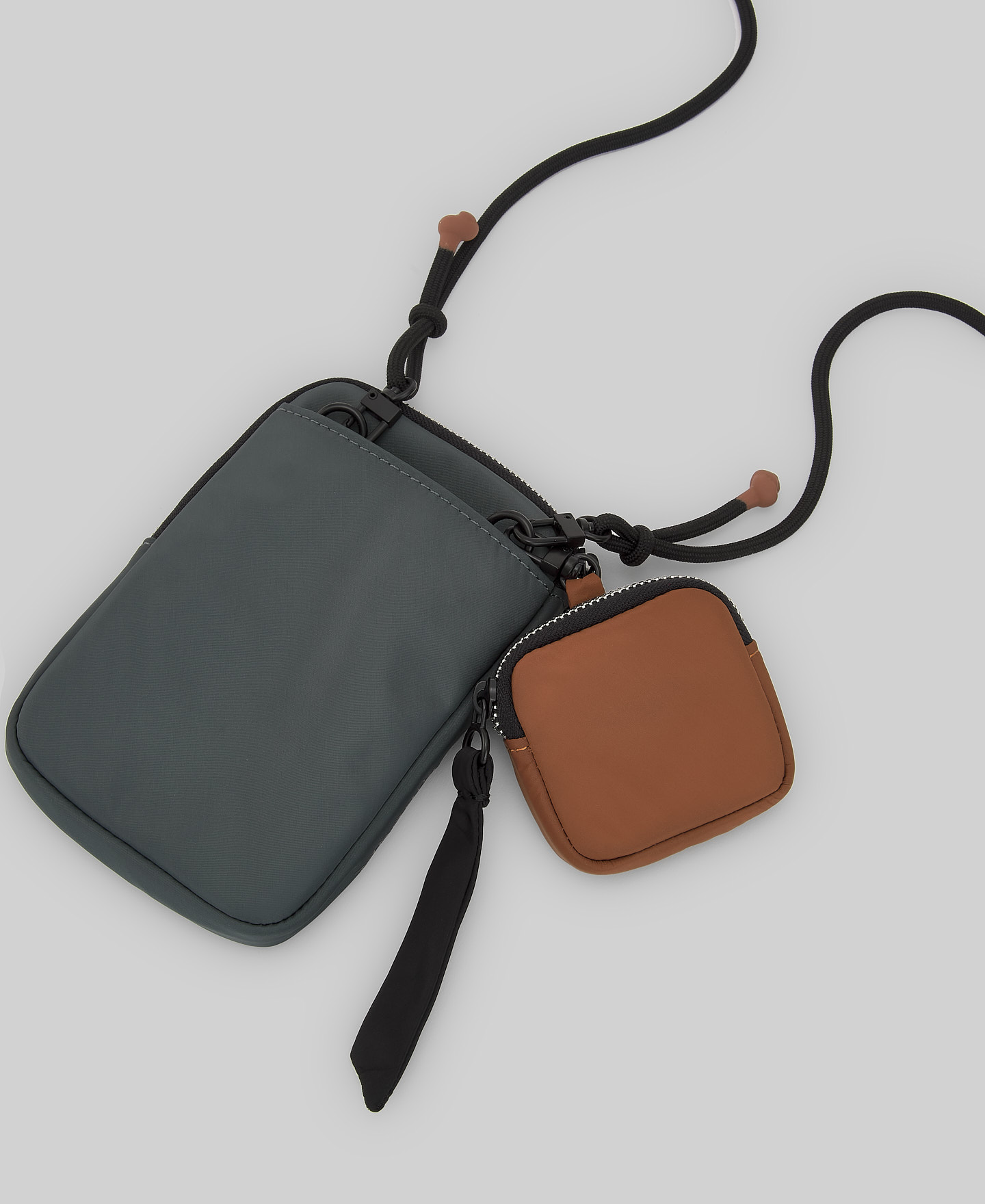 Portam&oacute;vil nailon reciclado mujer image number 1