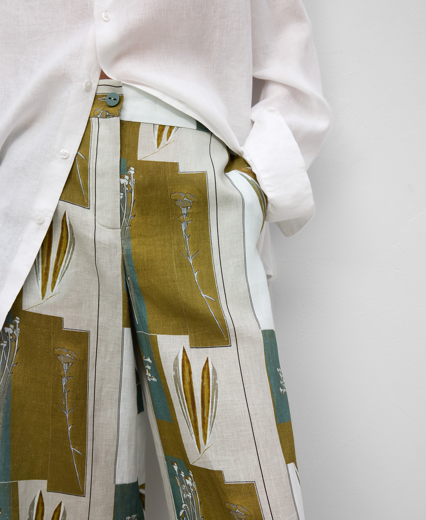 Pantalón tobillero estampado lino mujer image number 3
