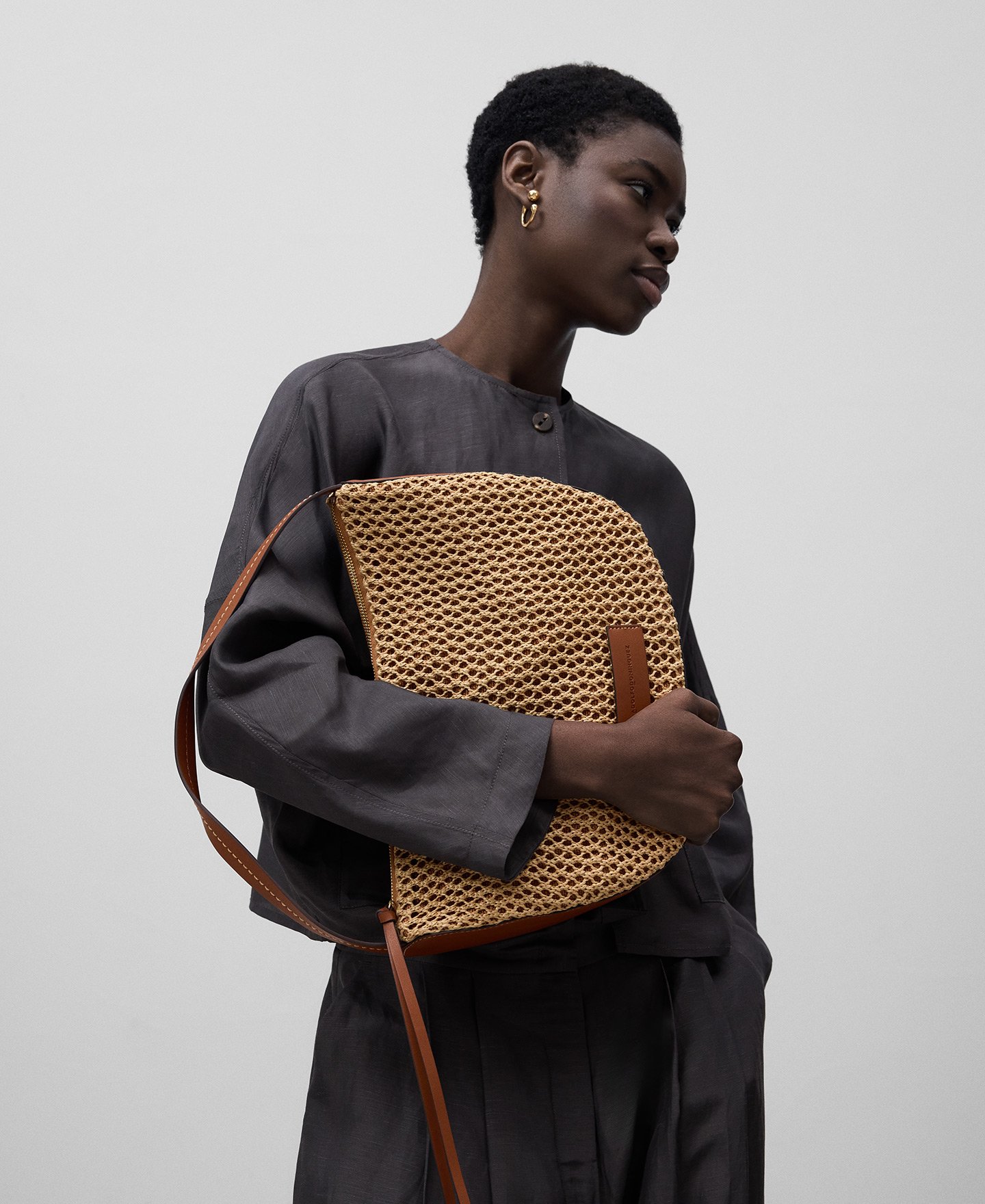 Raffia-textured medium bowling bag woman image number 5
