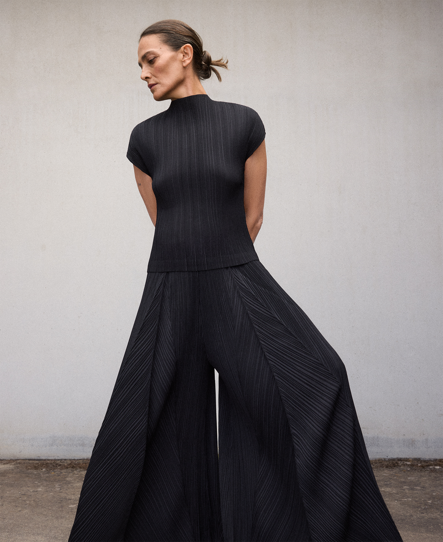 Pantalón palazzo en crinkle negro mujer image number 0