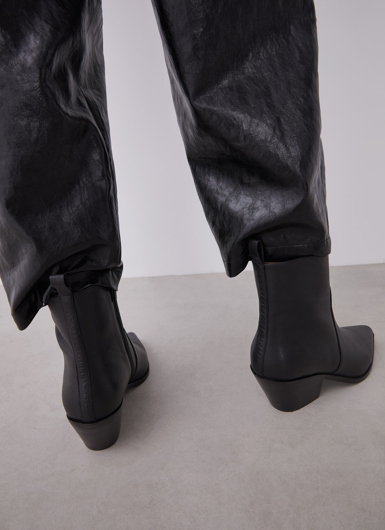 Mid-heeled ankle boots image number 3