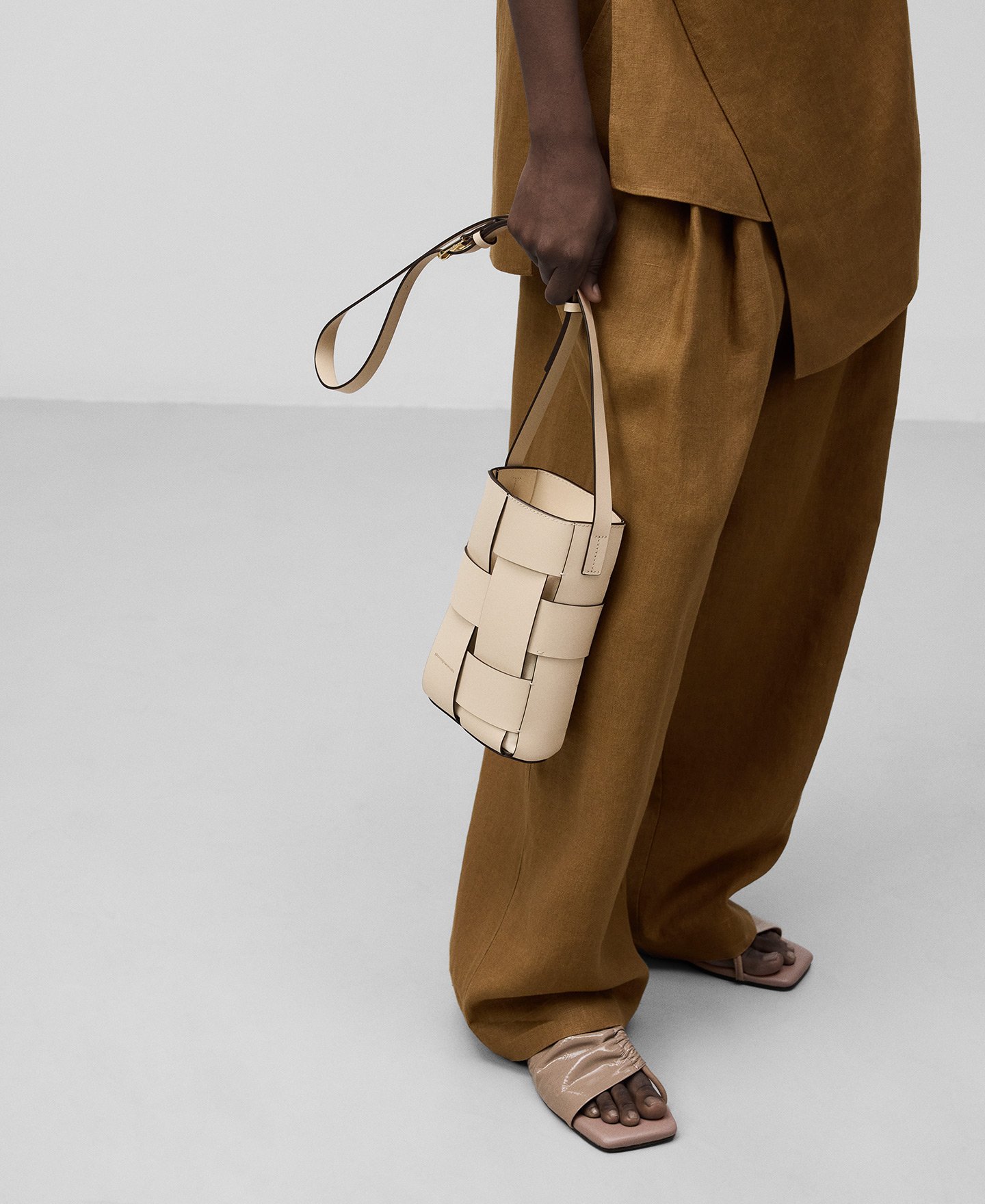 Leather small braided crossbody woman image number 4