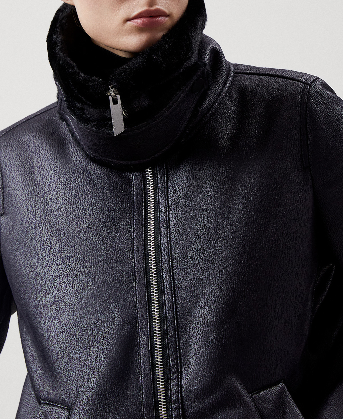 Aviator jacket in leather texture image number 5