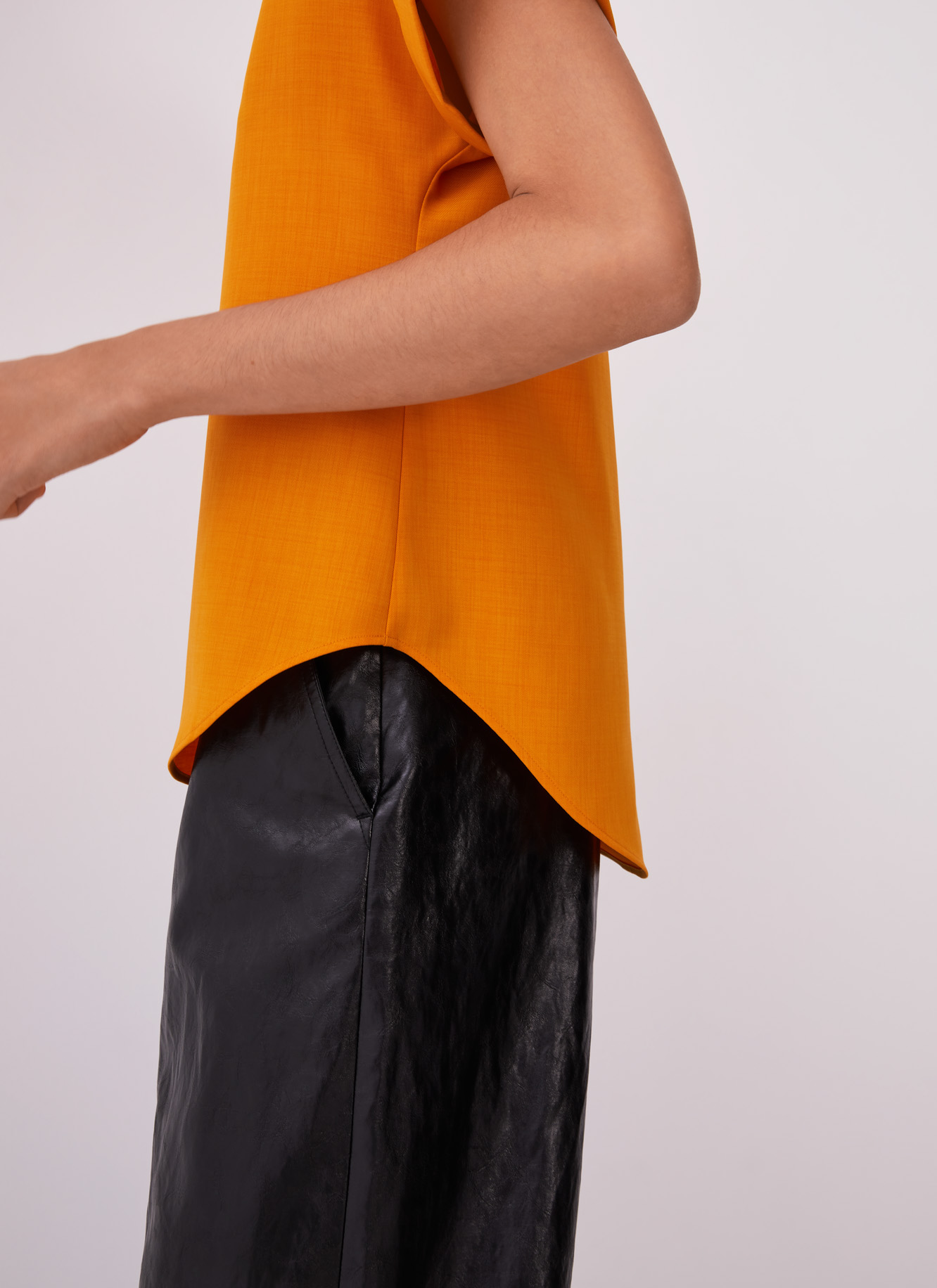 Short sleeve shirt with volume image number 3
