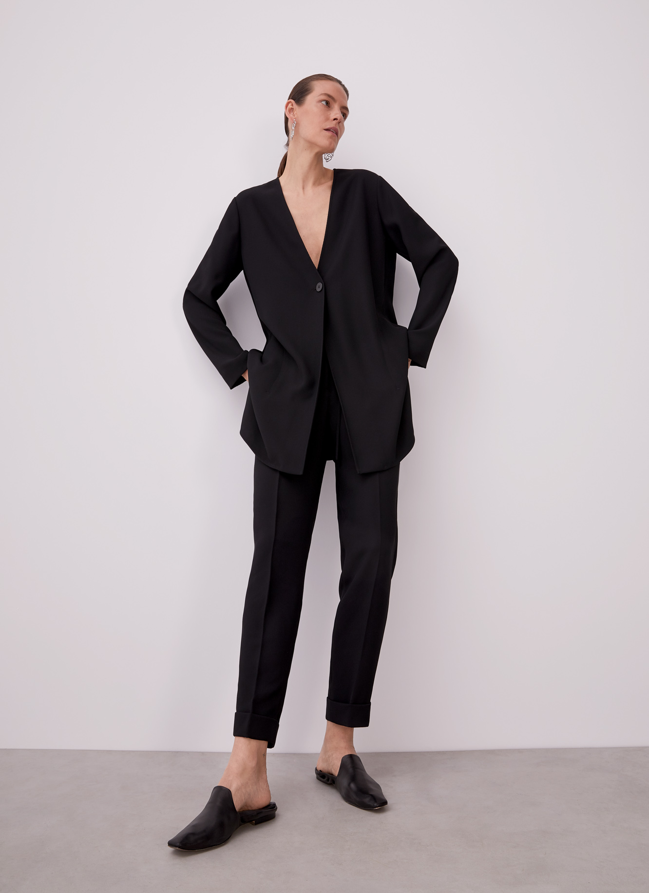 Trousers with elastic waistline image number 4