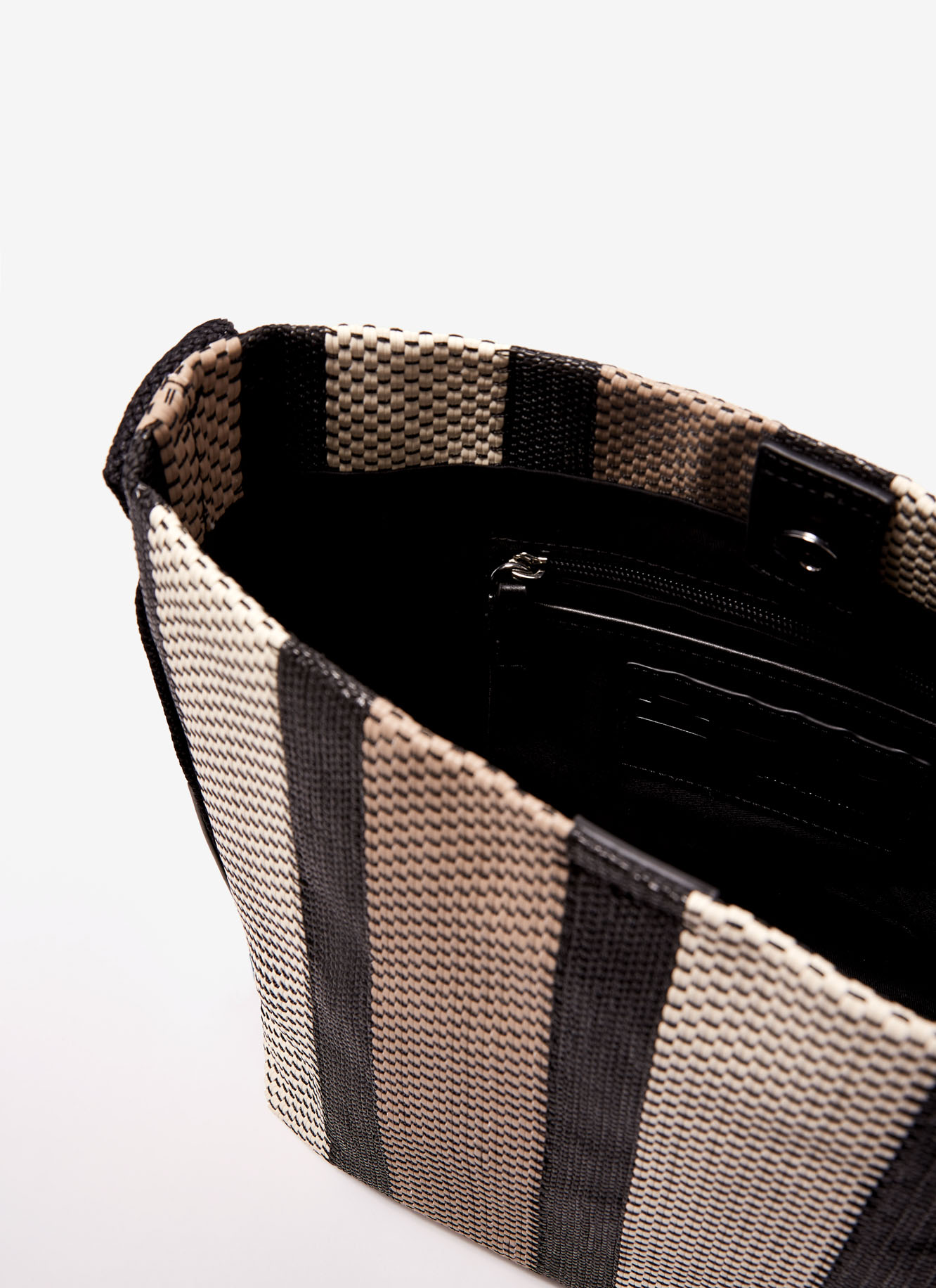 Bolso cubo de rayas en efecto rafia image number 2