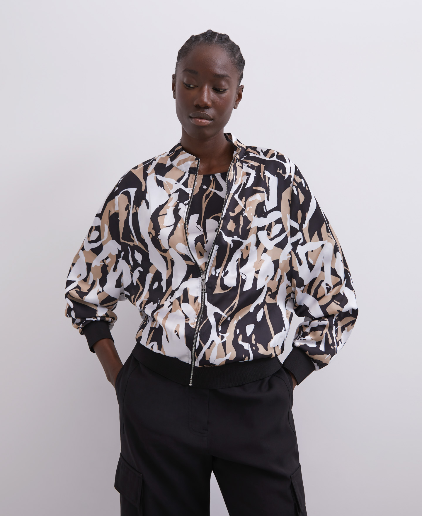 Chaqueta bomber estampada image number 0
