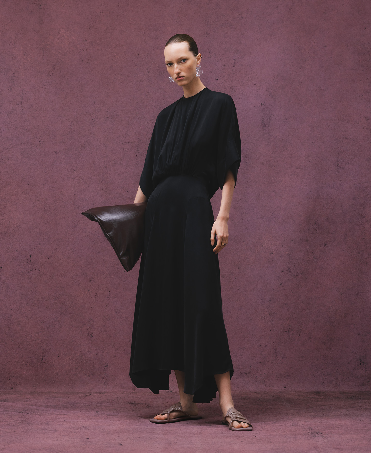 Long black dress woman image number 1