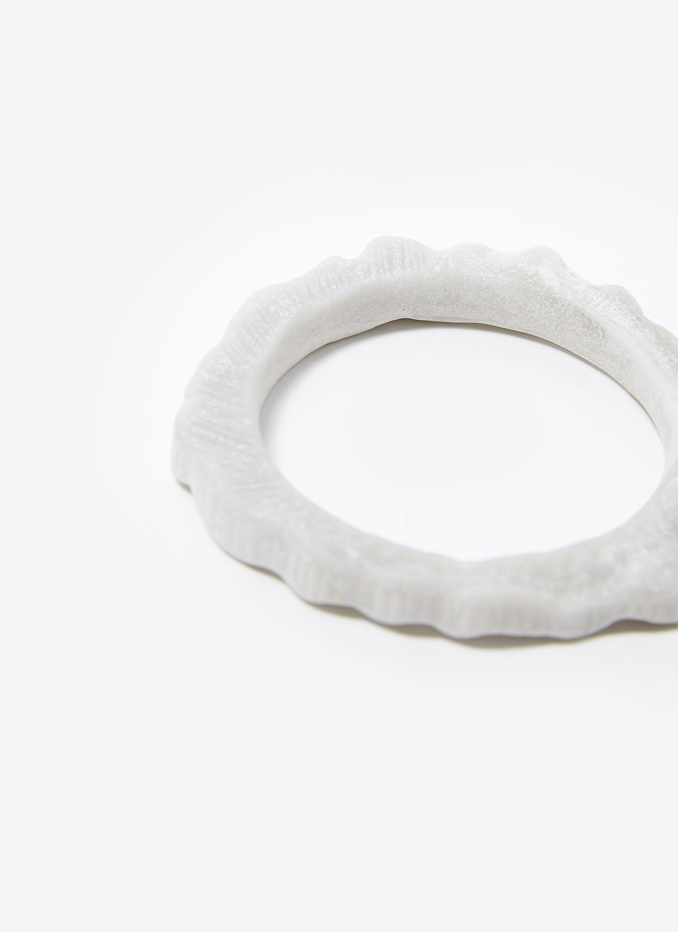 Pulsera con textura de piedra irregular image number 1