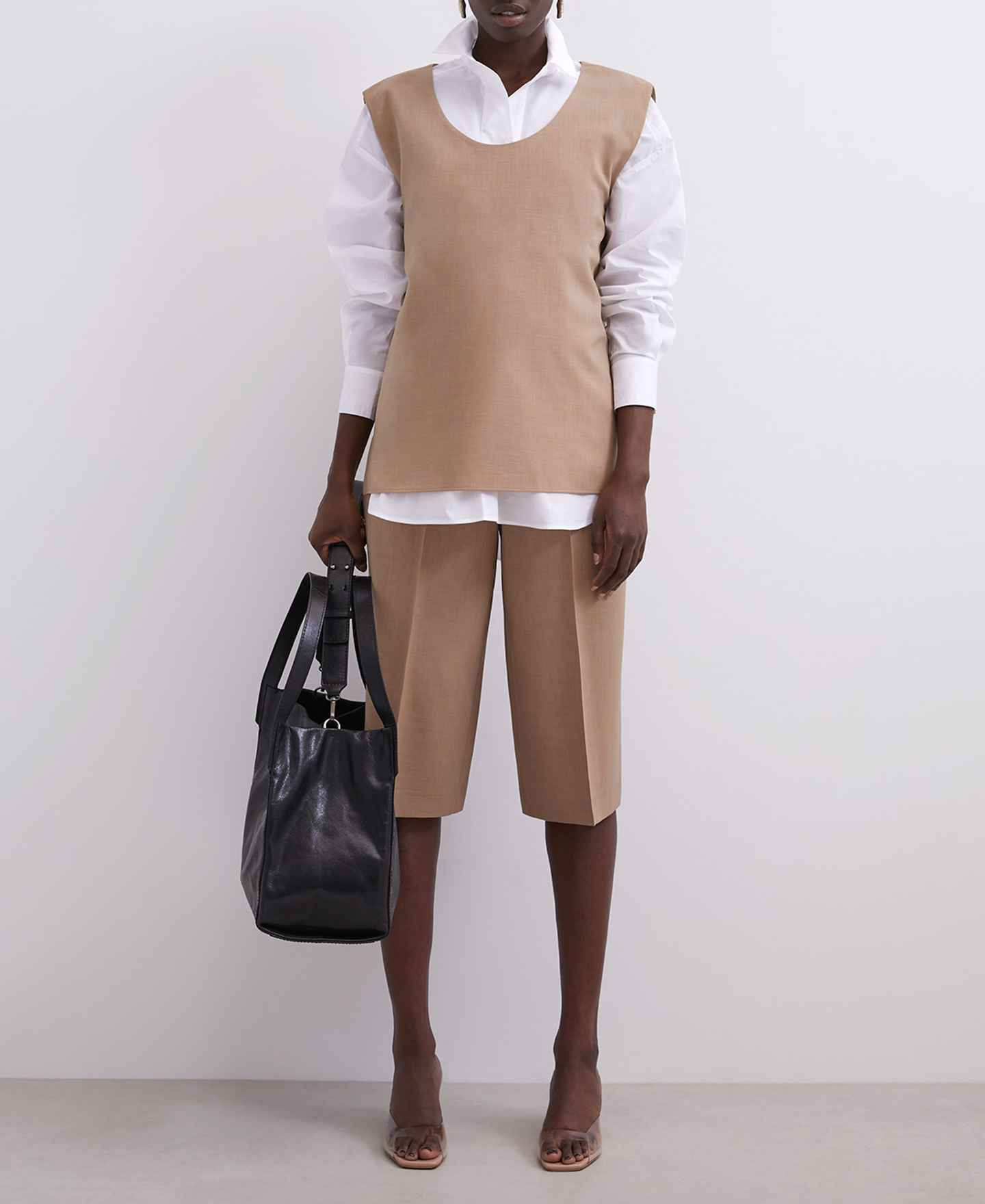 Sleeveless round collar top image number 0