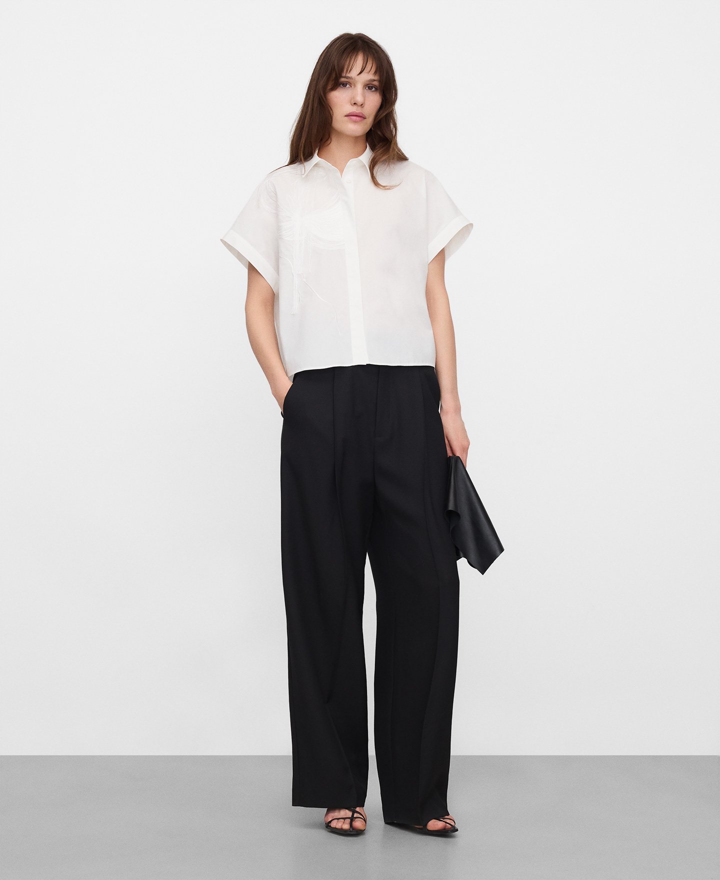 Kurzes besticktes Hemd aus Baumwolle image number 1