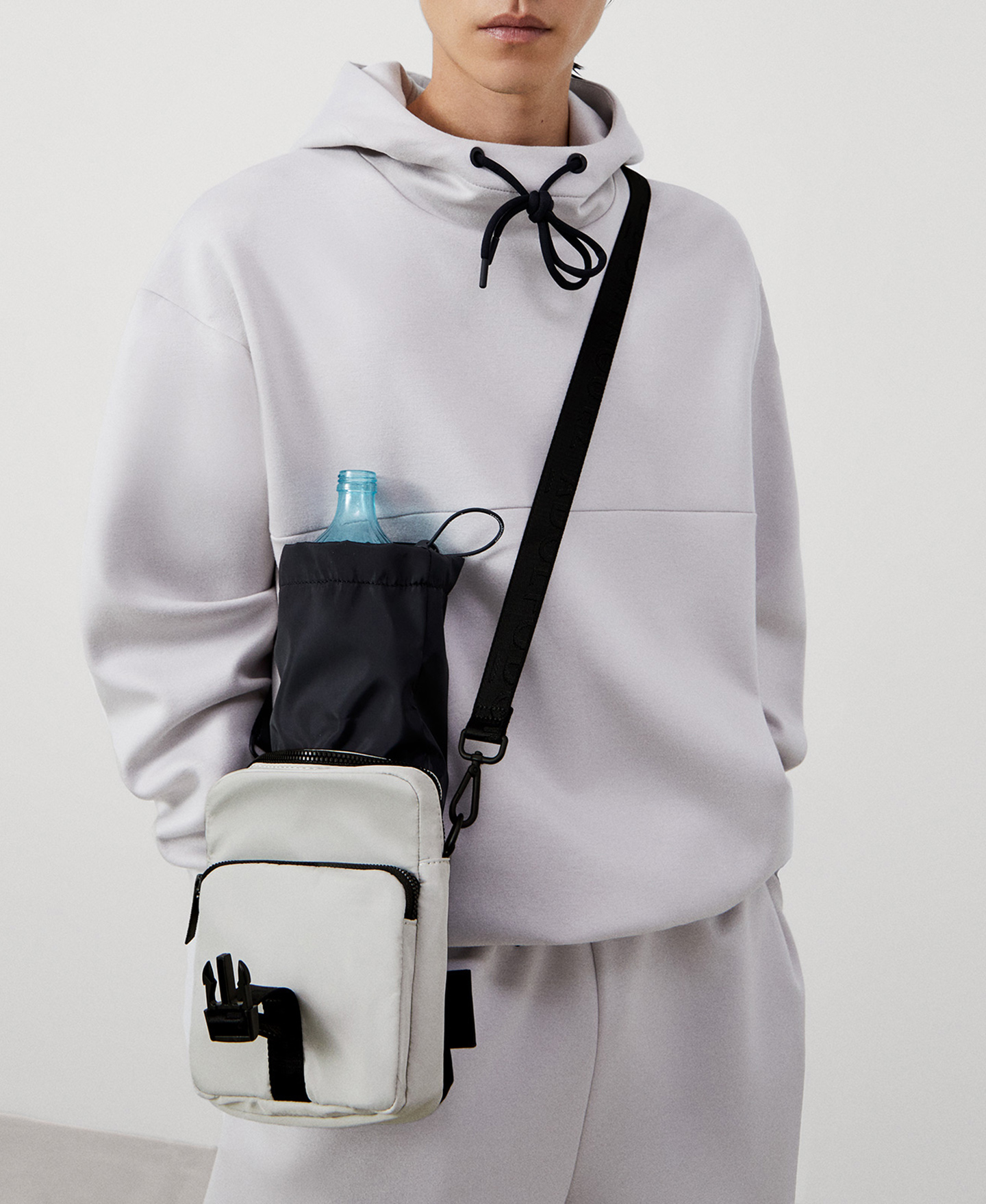 Nylon carabiner shoulder bag image number 4