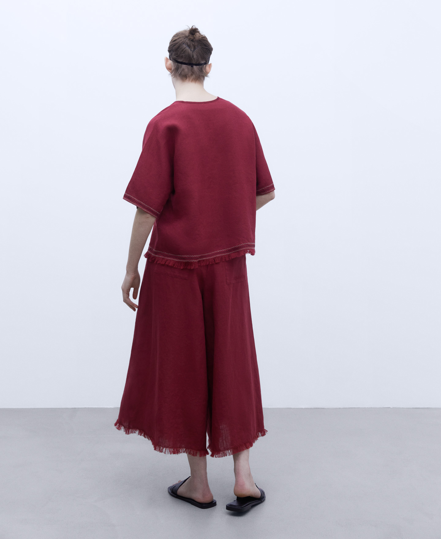 Blusa escote pico flecos en lino europeo image number 2
