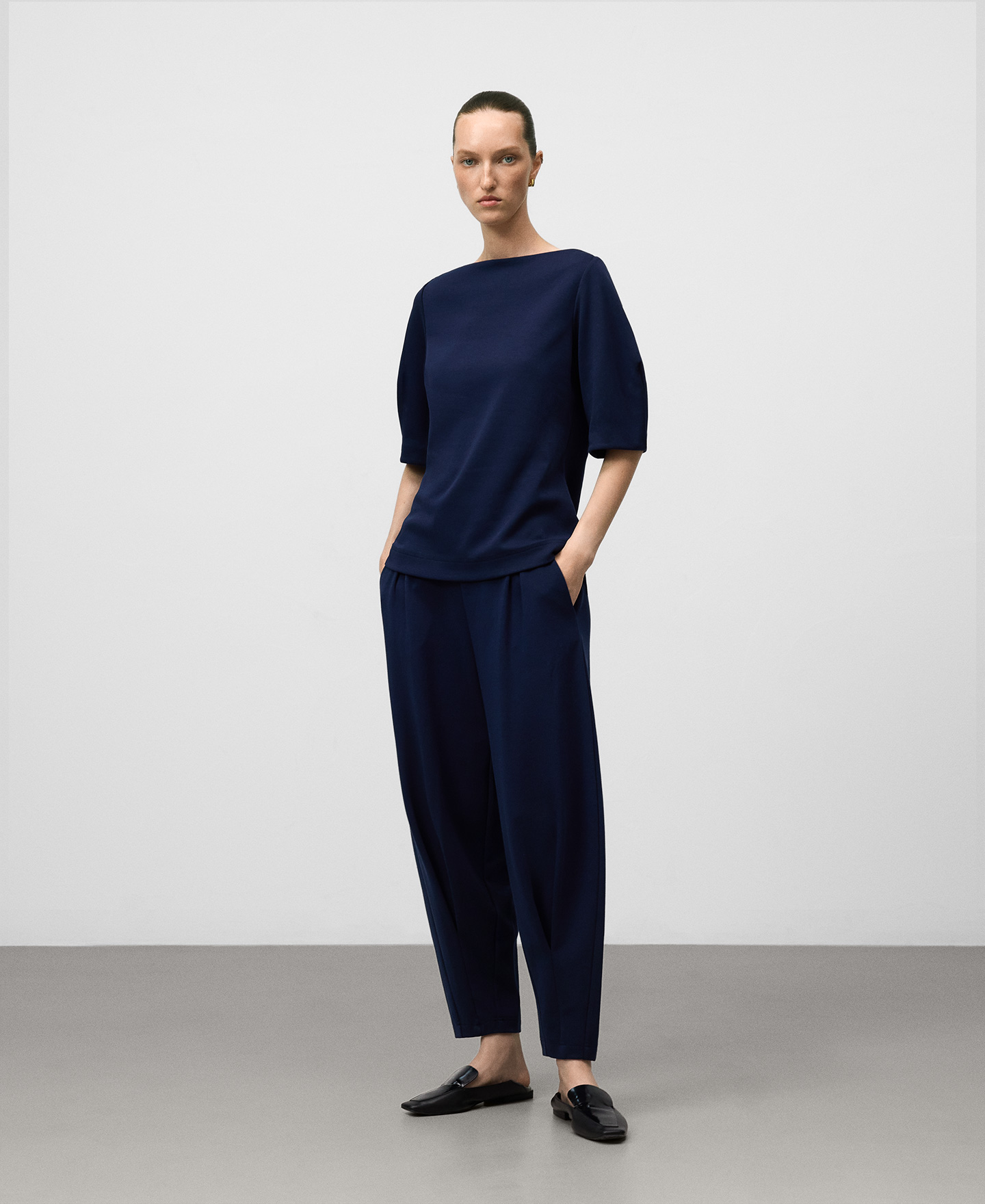 Pantalón jogger pierna redondeada mujer image number 1