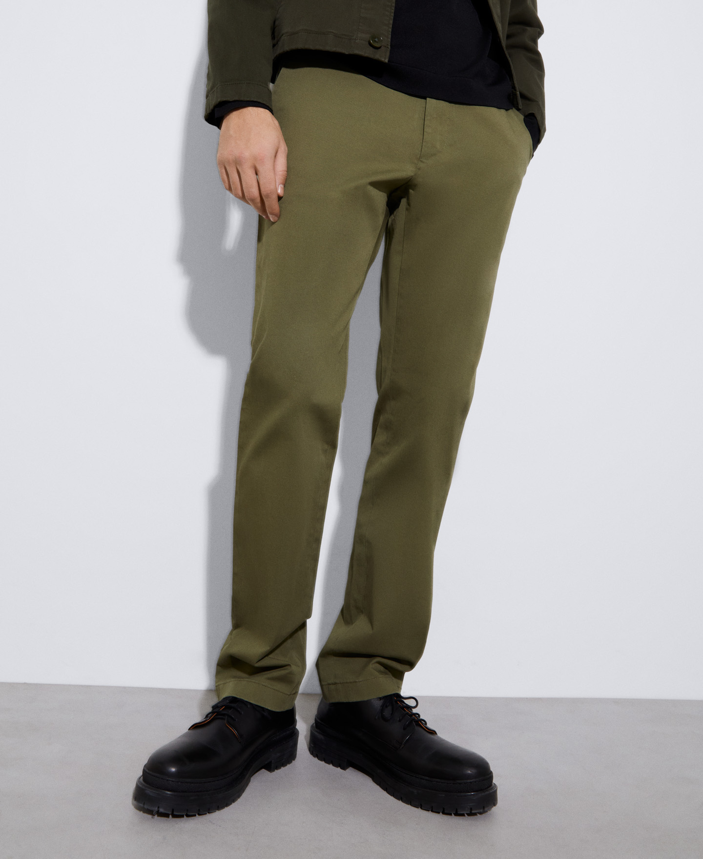 Pantalón chino en algodón responsable image number 0