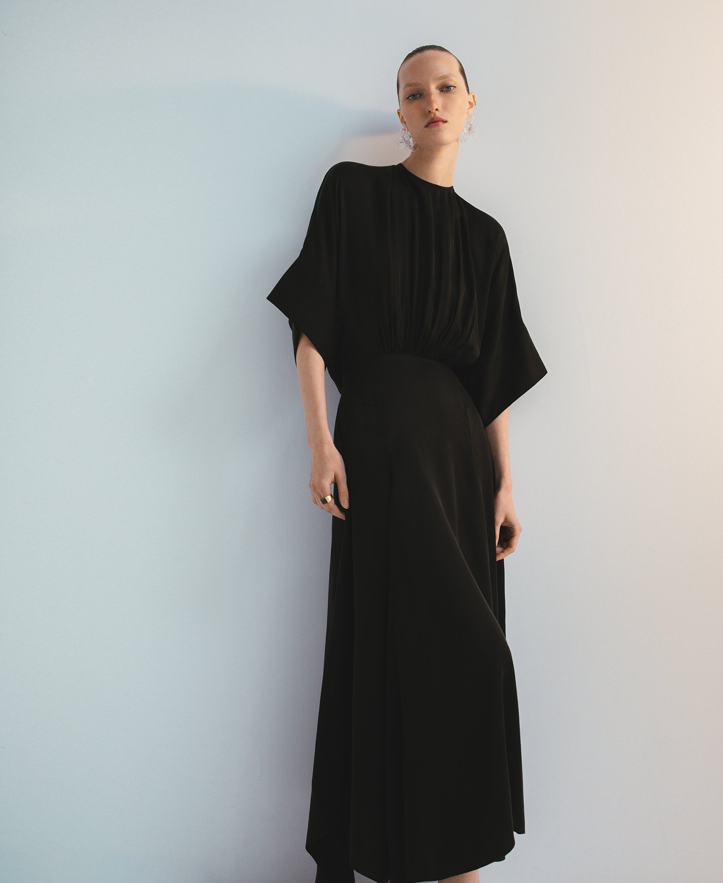 Long black dress woman image number 0