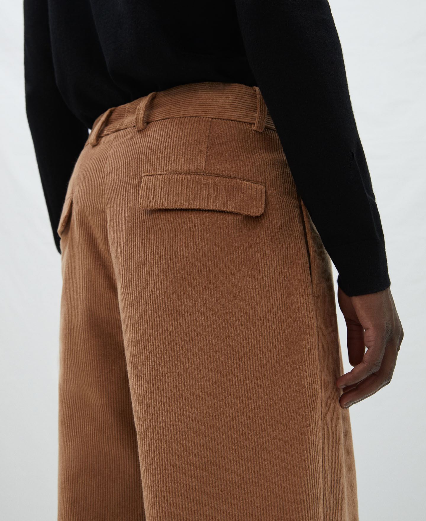 Pantalón silueta zanahoria de pana image number 3
