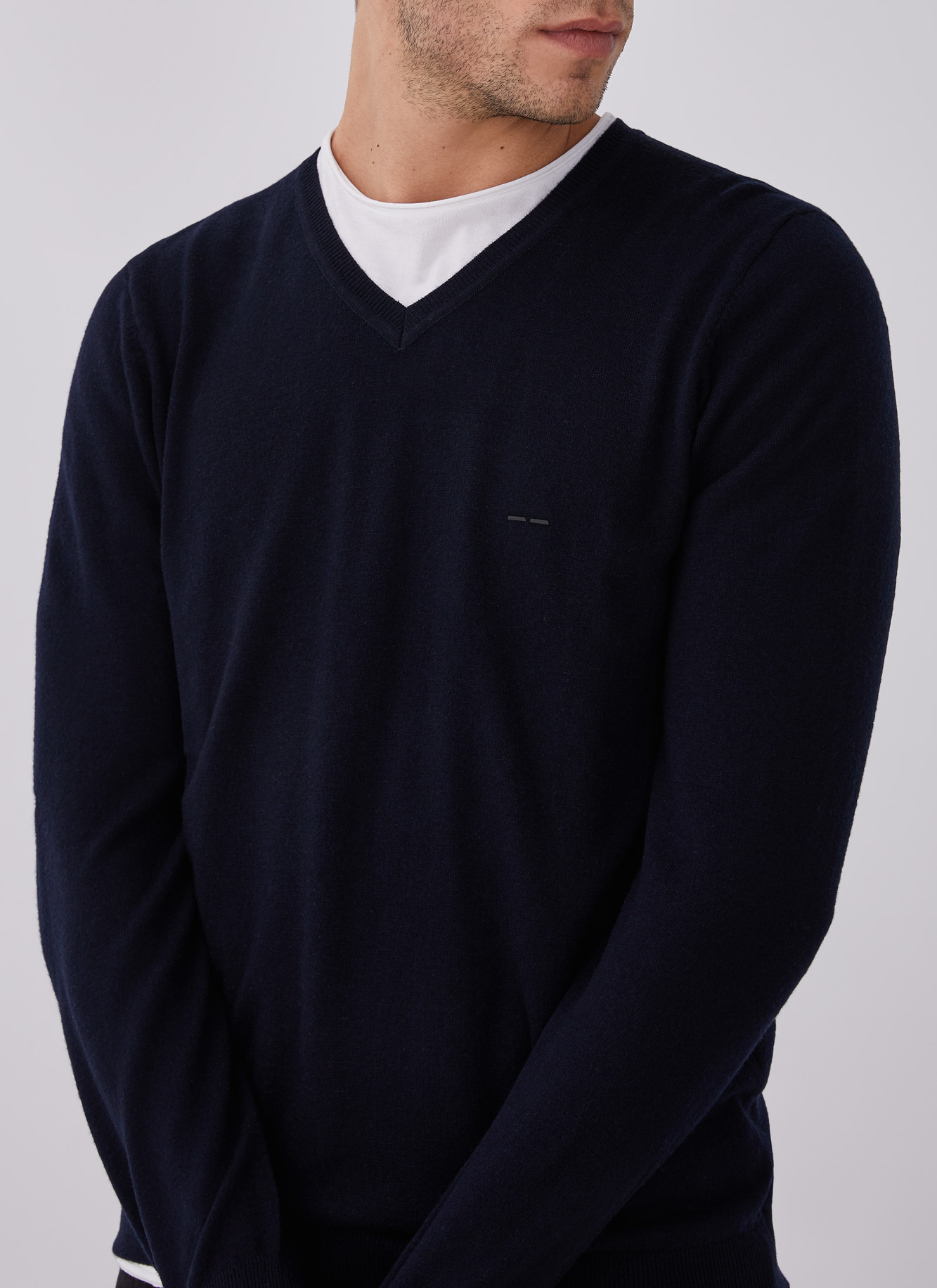 Merino wool sweater with v-neckline image number 2