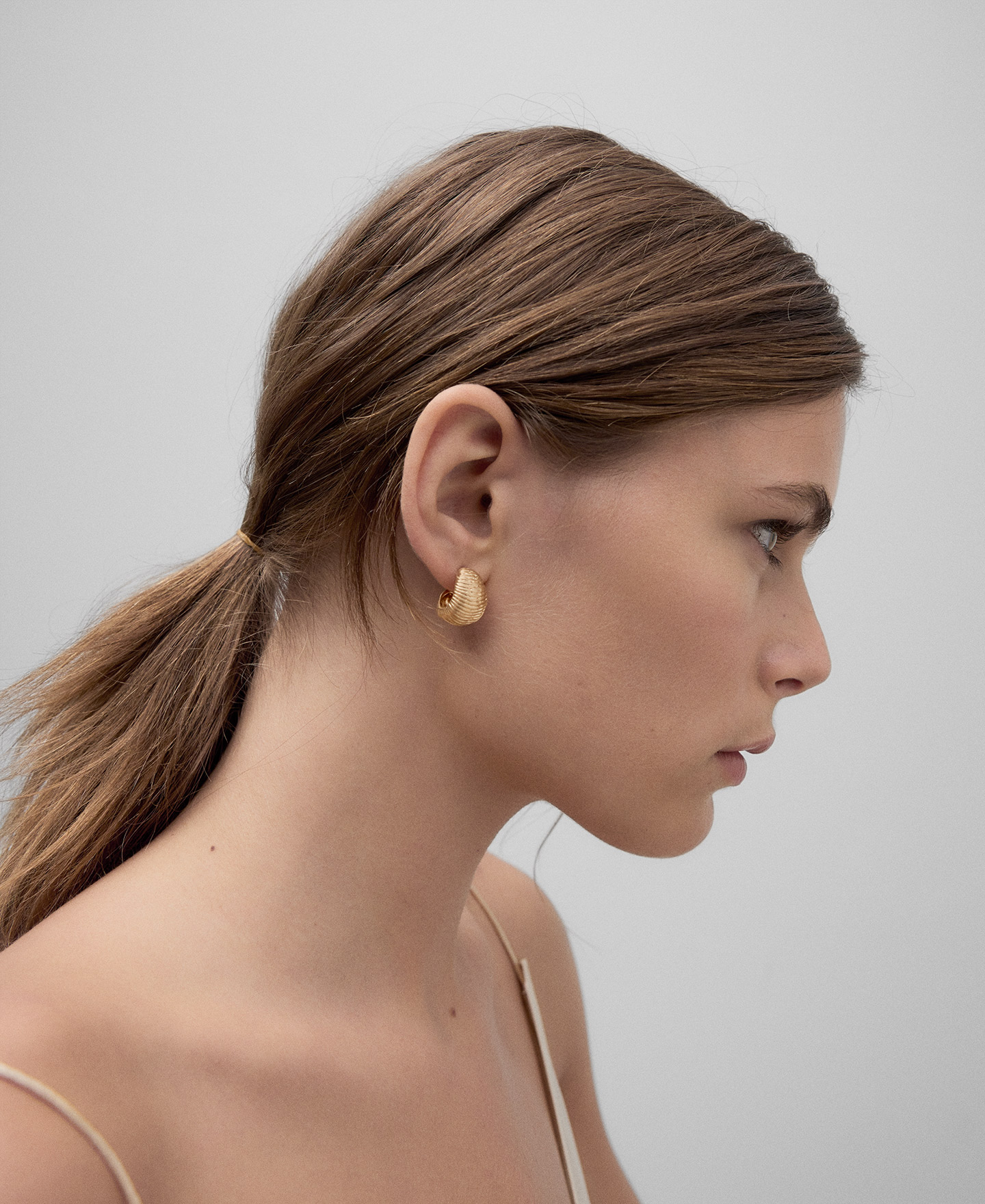 Golden hoops with a shell relief woman image number 3