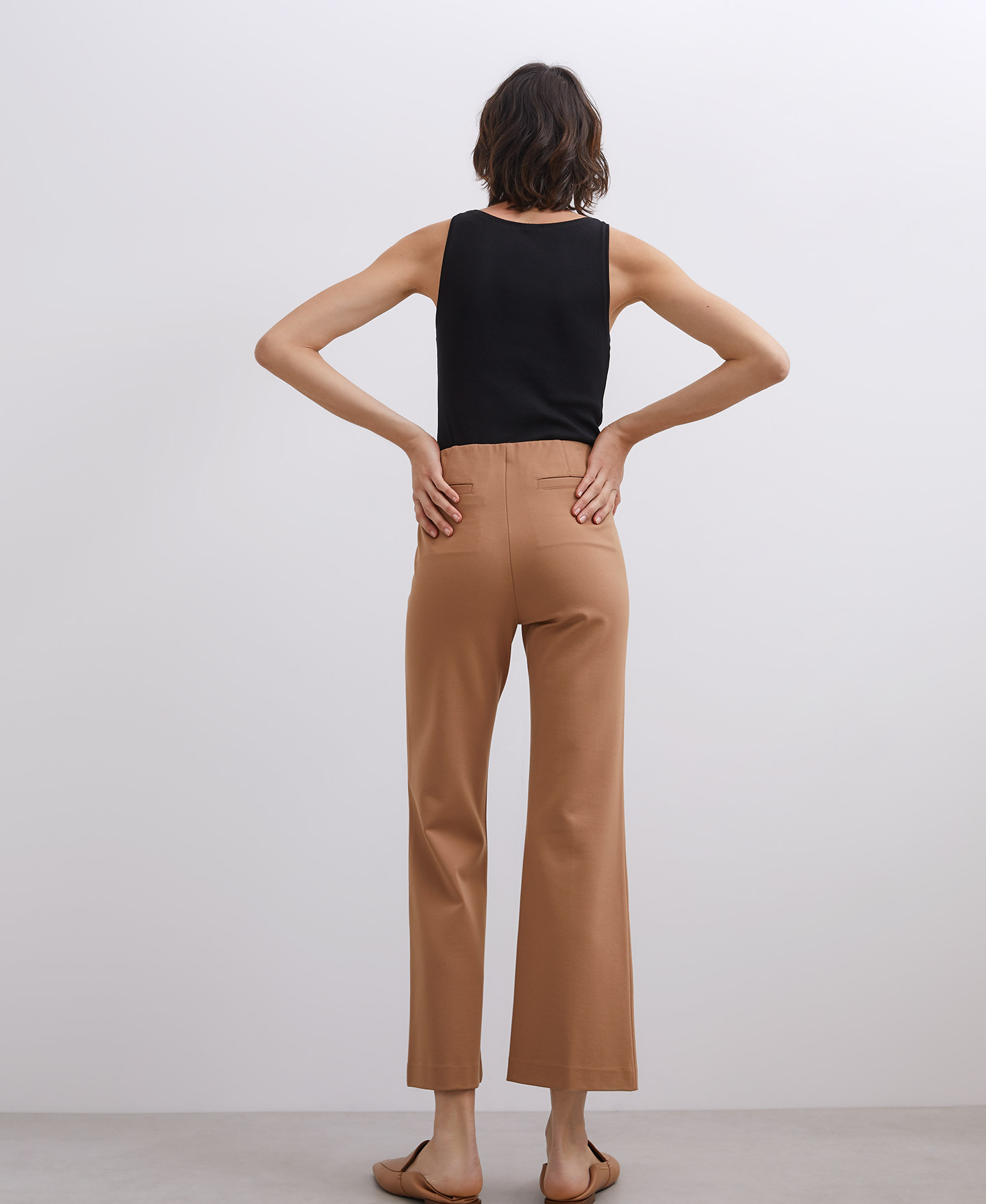 Pantalón recto en viscosa elástica camel image number 1