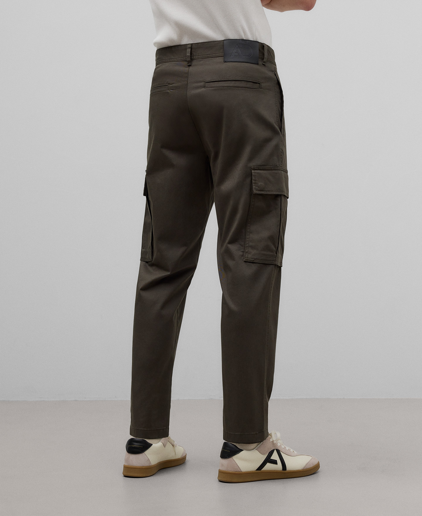 Green cotton cargo trousers man image number 2