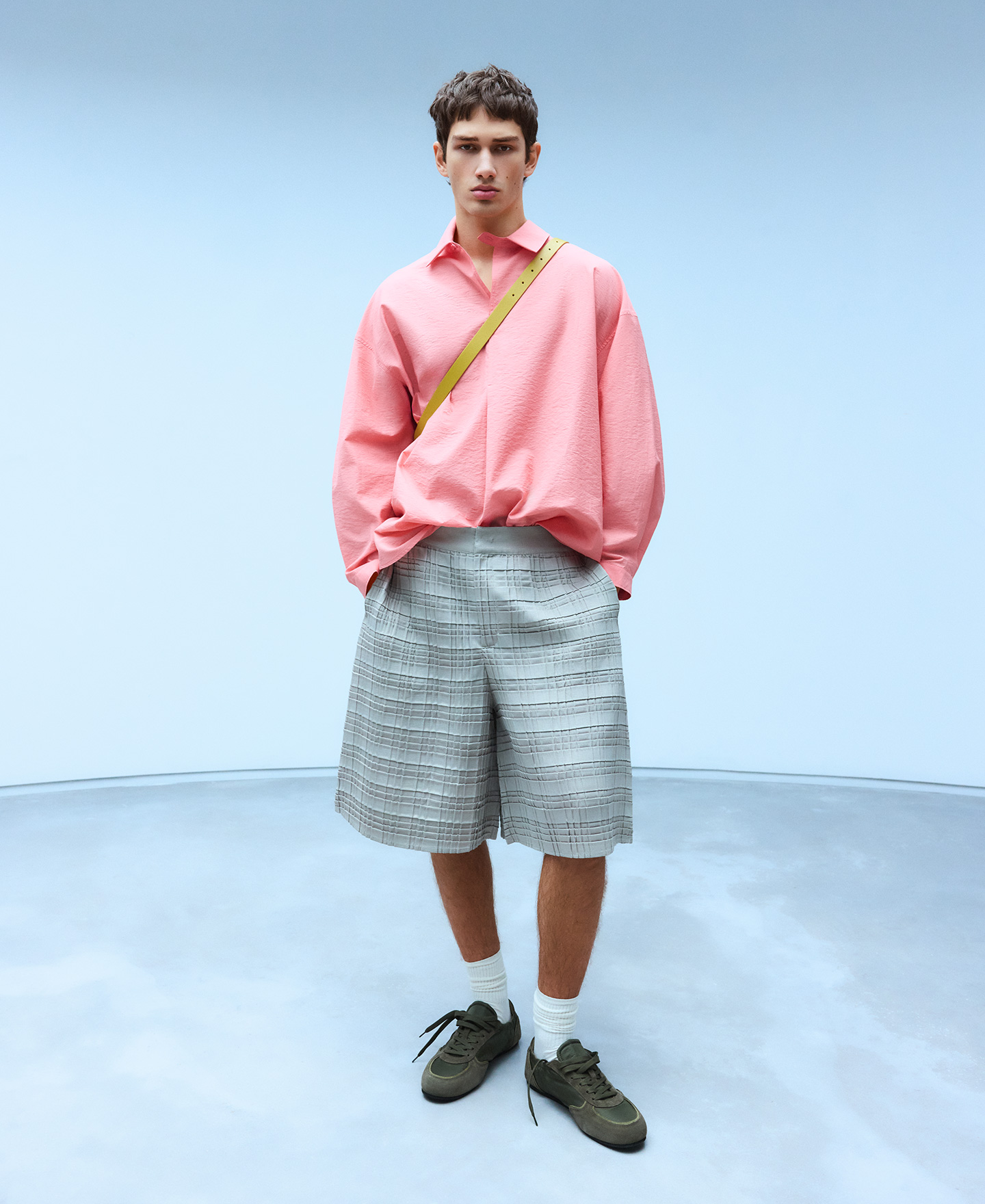 Sapatilha maxi com logo e sola fina image number 6