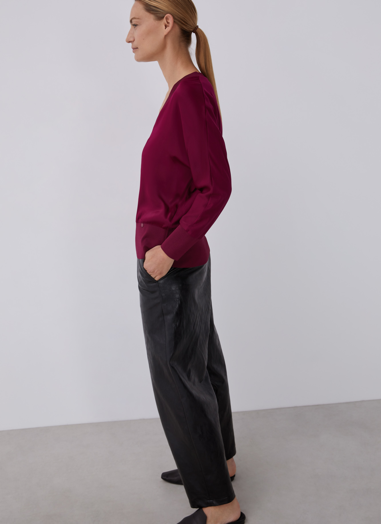 V-neck Viscose T-shirt image number 4