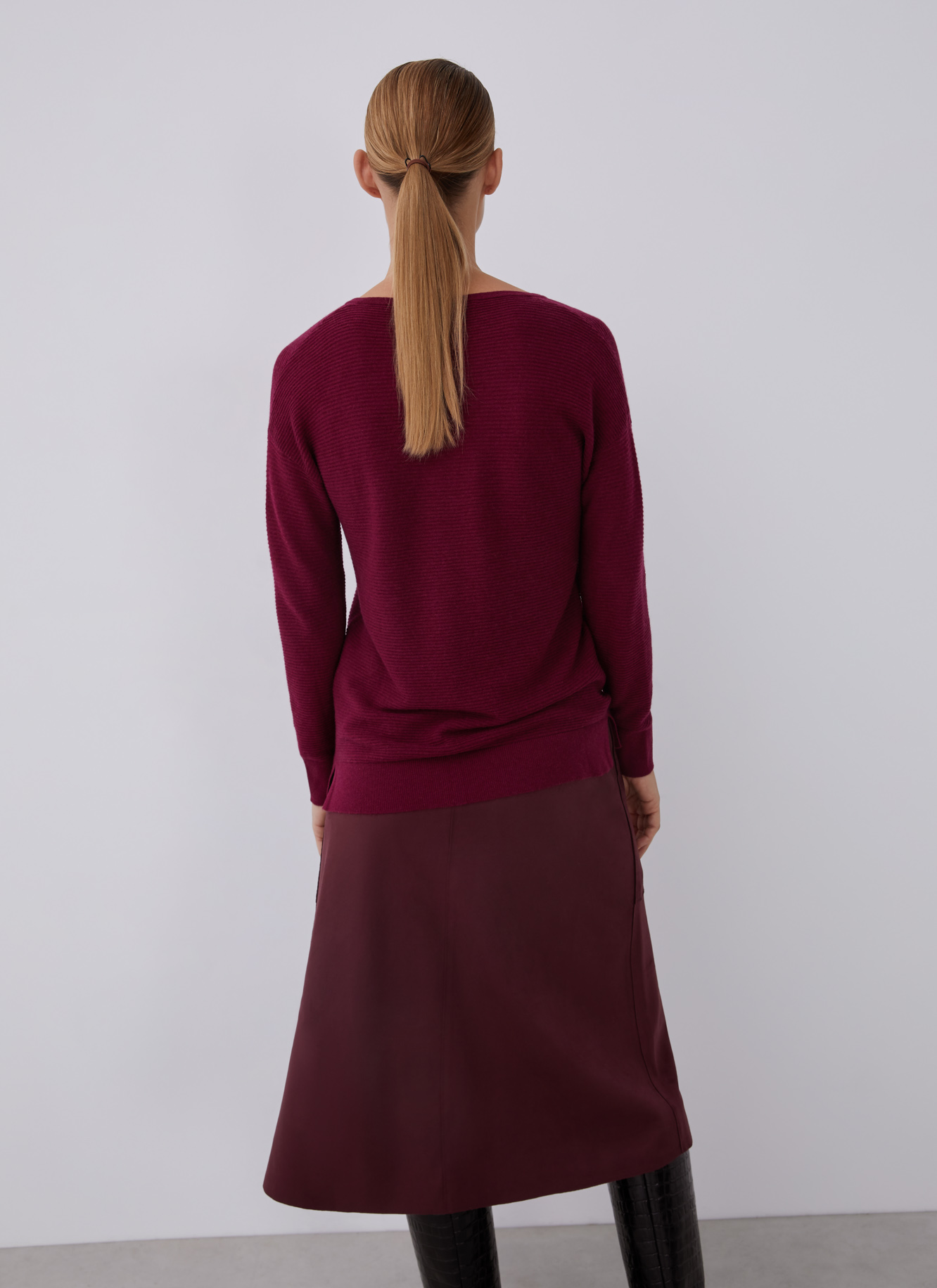 Jersey escote pico en lana merino image number 1