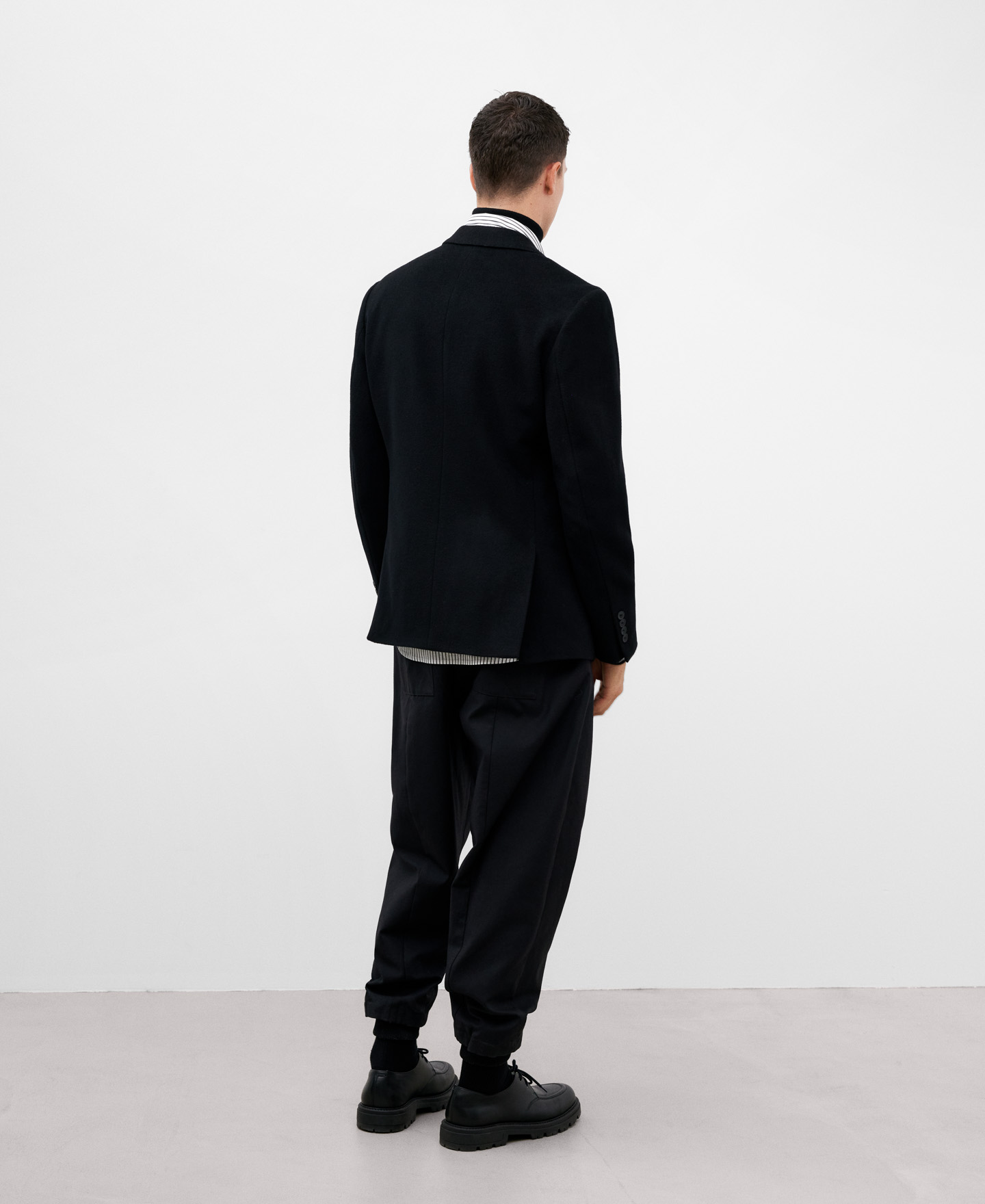 Black merino wool blazer for men image number 2