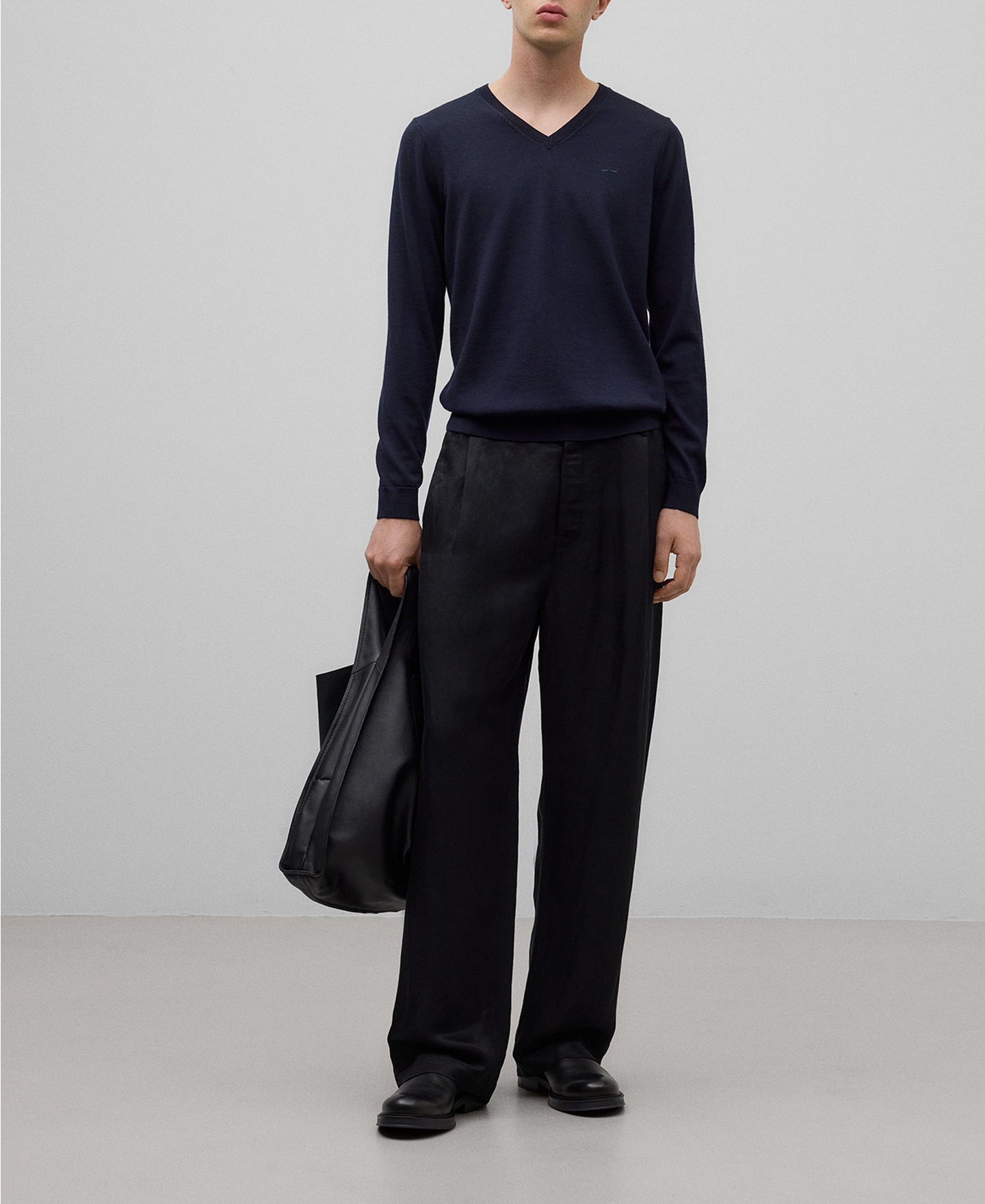 Jersey cuello pico lana merino hombre image number 1