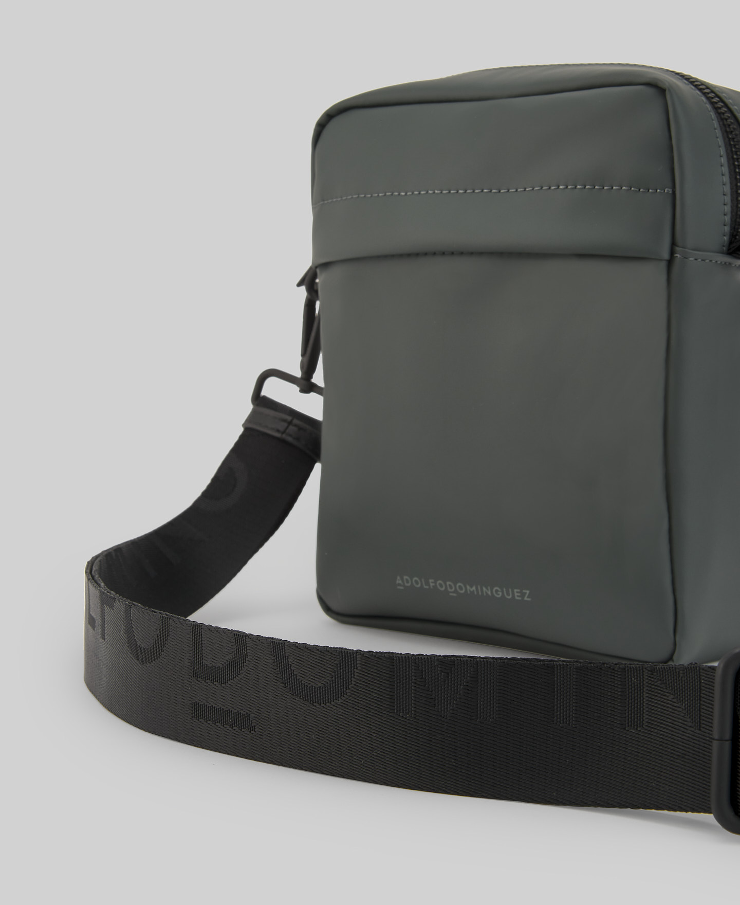 Recycled polyester crossbody man image number 3