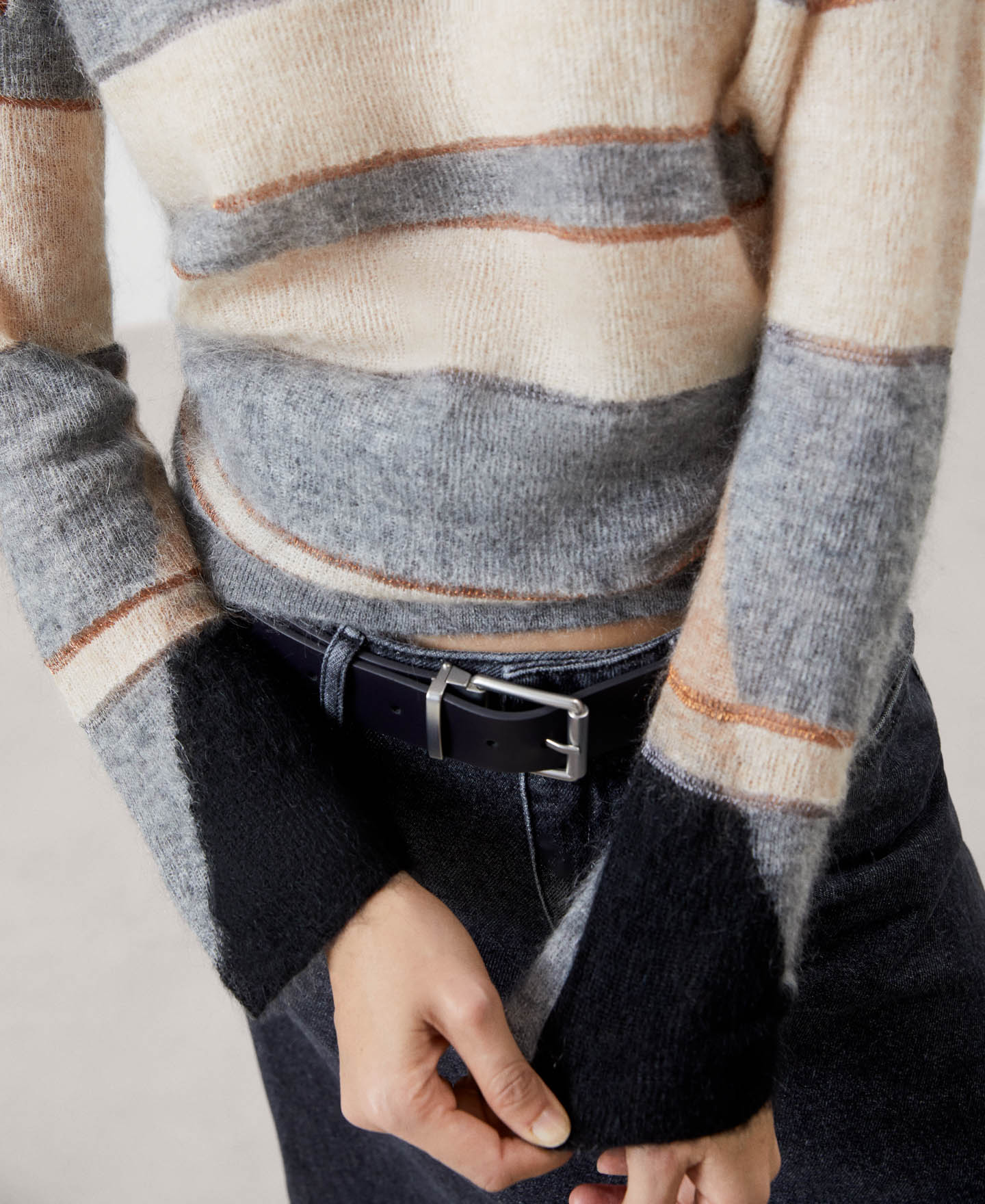 V-neck mohair knitted sweater image number 3