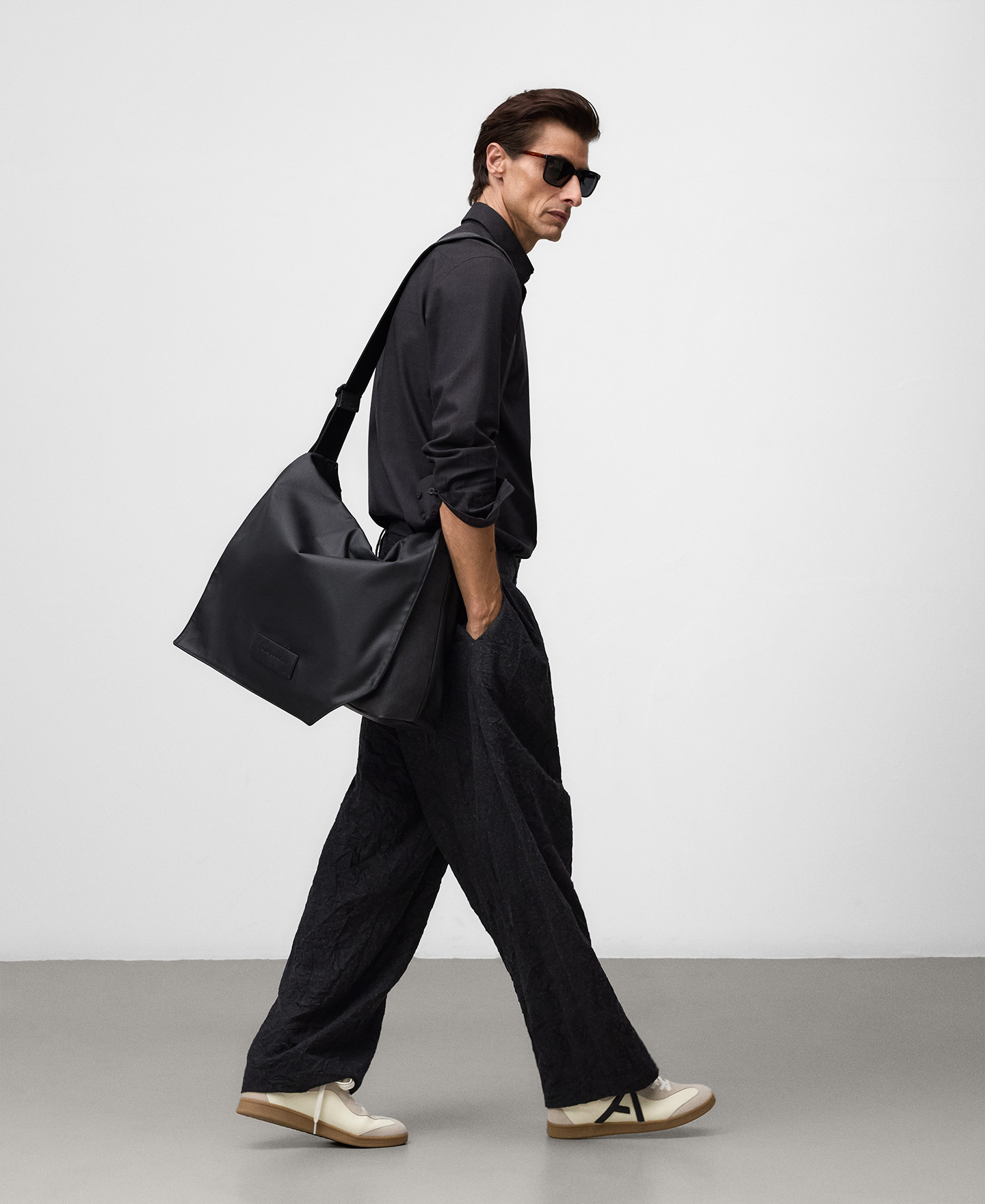 Large messenger bag man image number 4