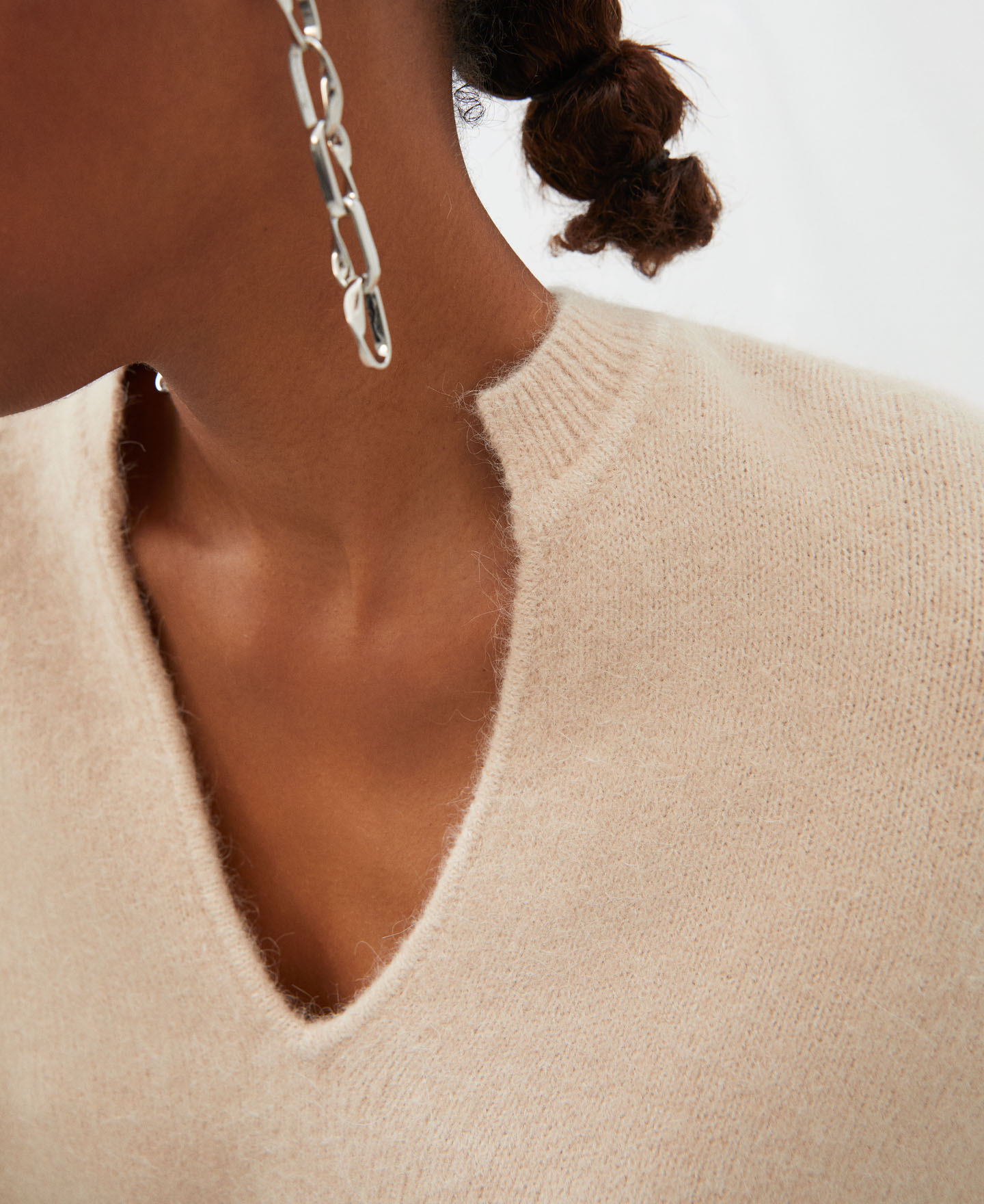V-neck sweater with puffed sleeves image number 3