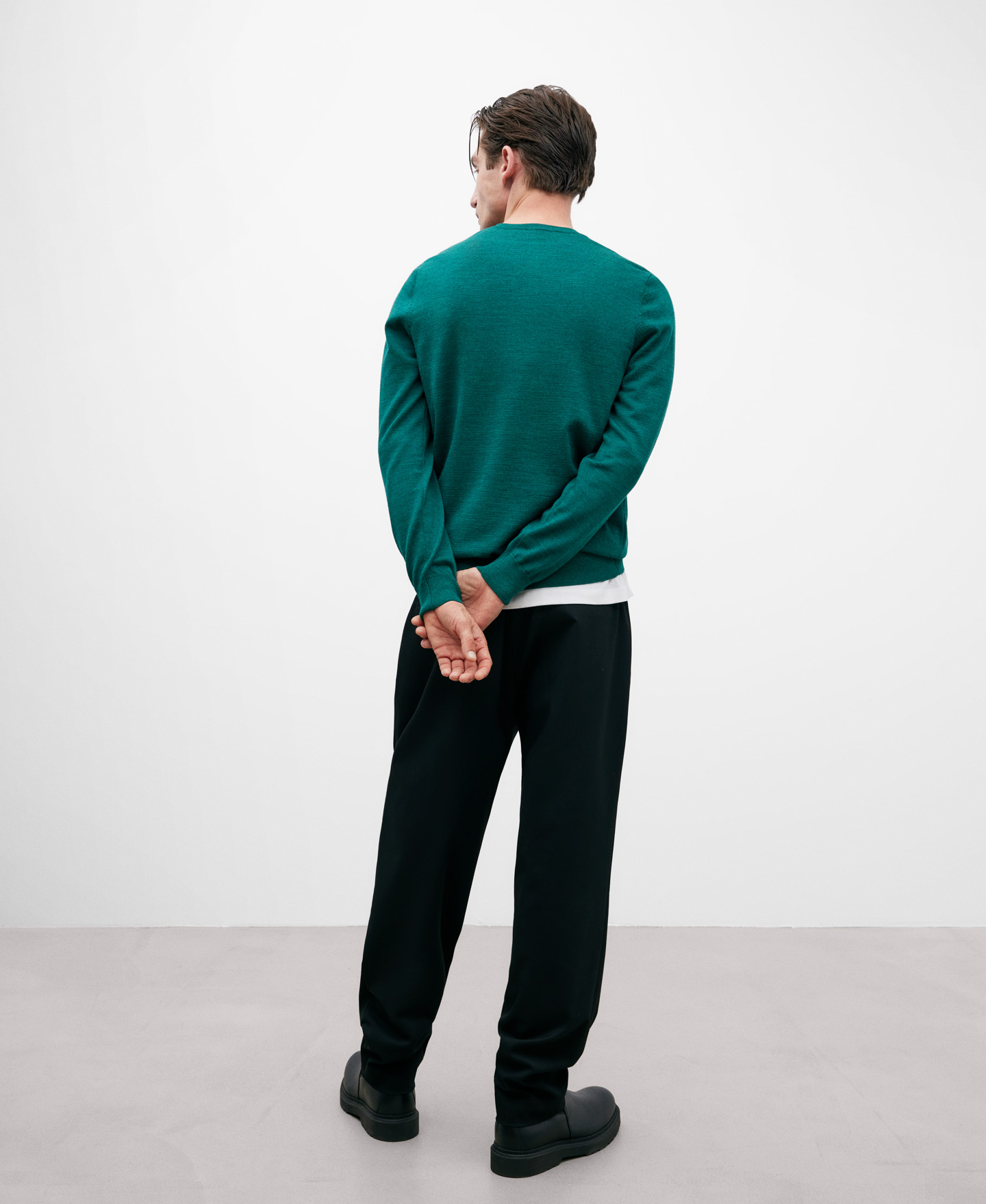 Merino wool V-neck sweater for men image number 2