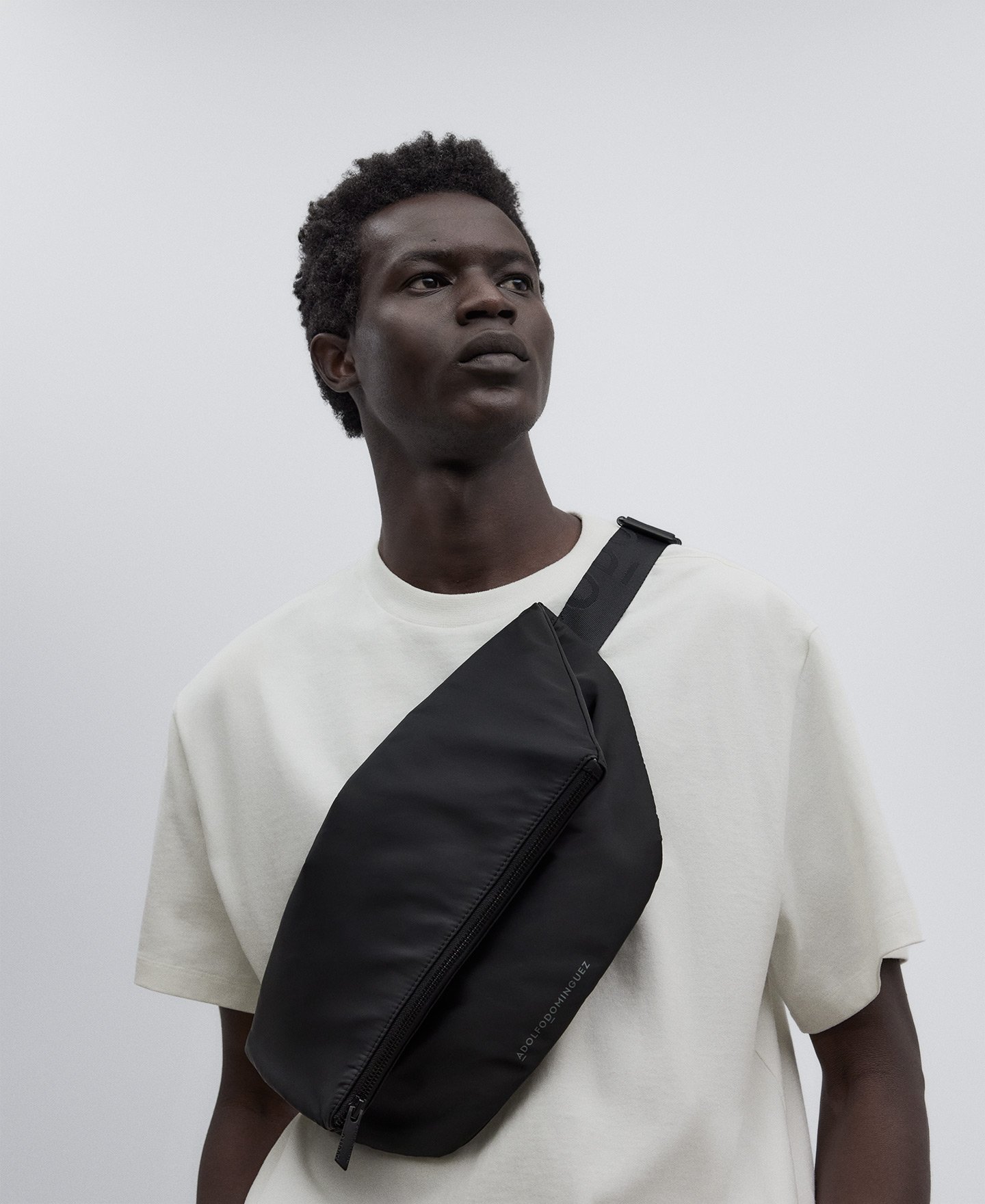 Black recycled material fanny pack man image number 4
