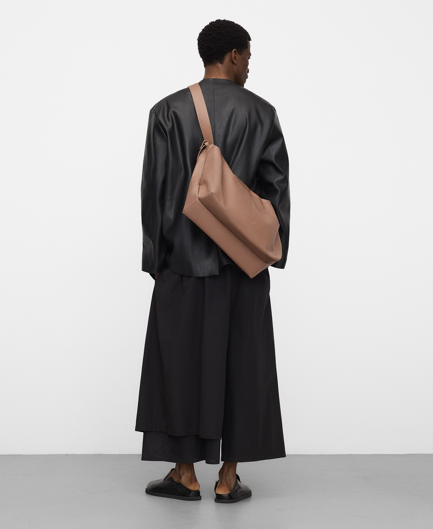 Bermuda assim&eacute;trica com sobreposi&ccedil;&atilde;o image number 2