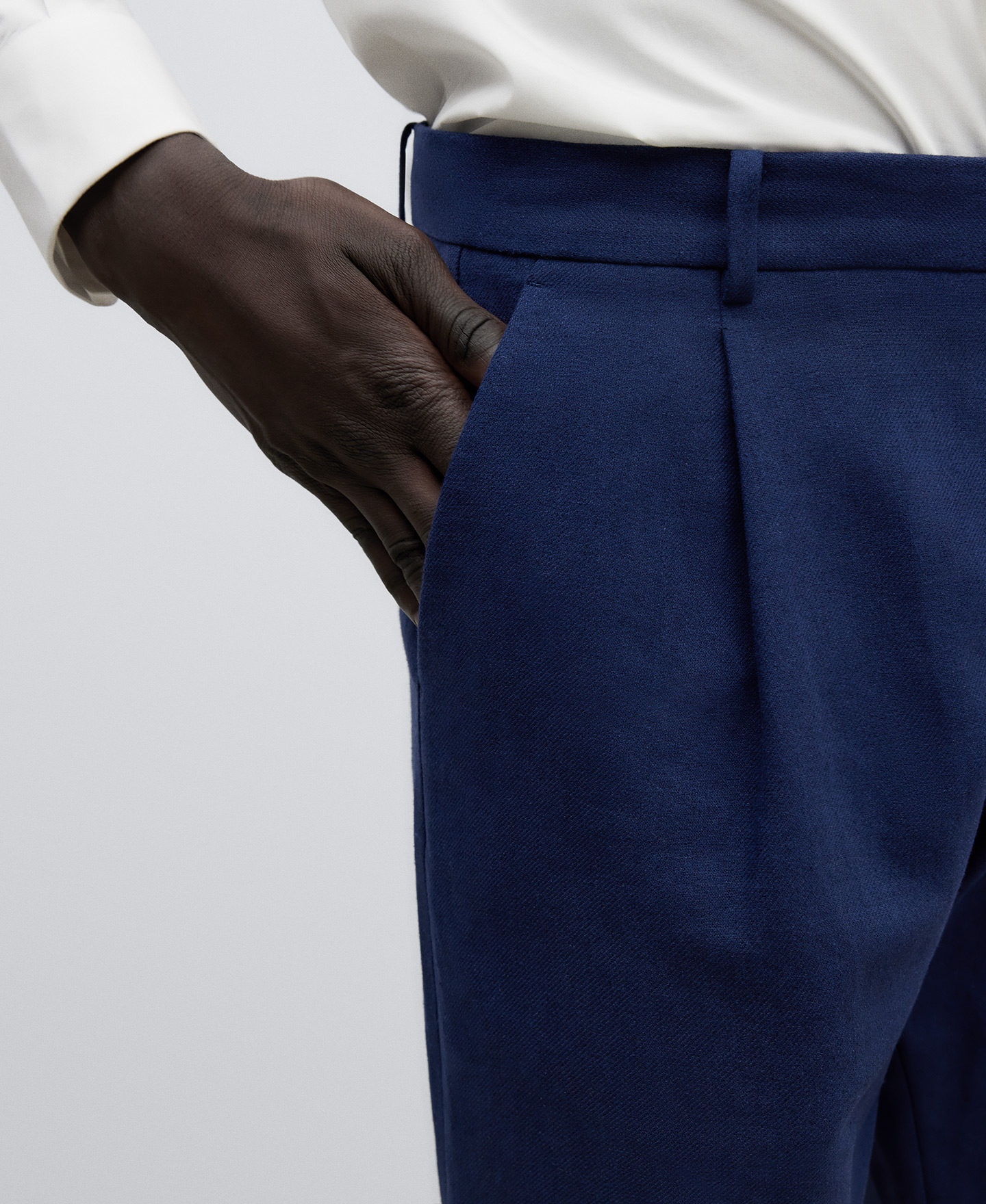 Pantalón en lino y algodón azul hombre image number 3